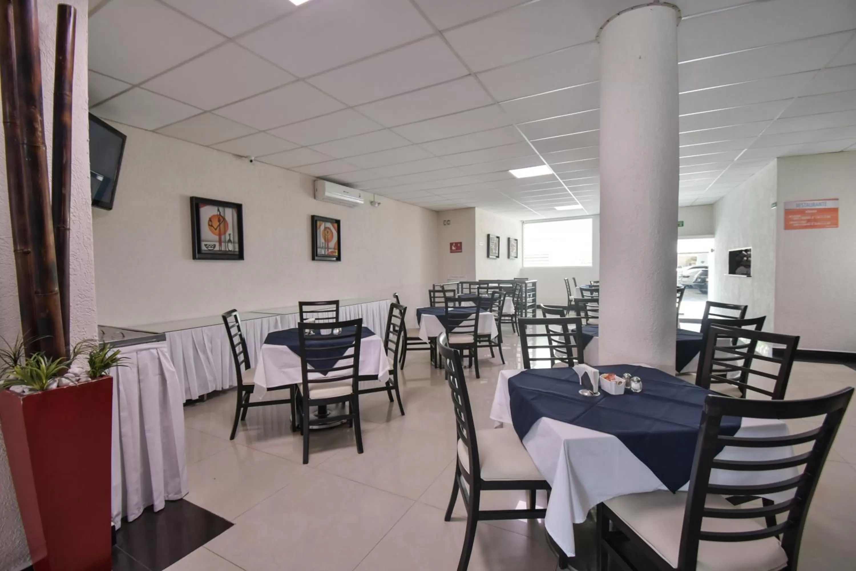 Restaurant/places to eat in Hotel Portonovo Plaza Centro