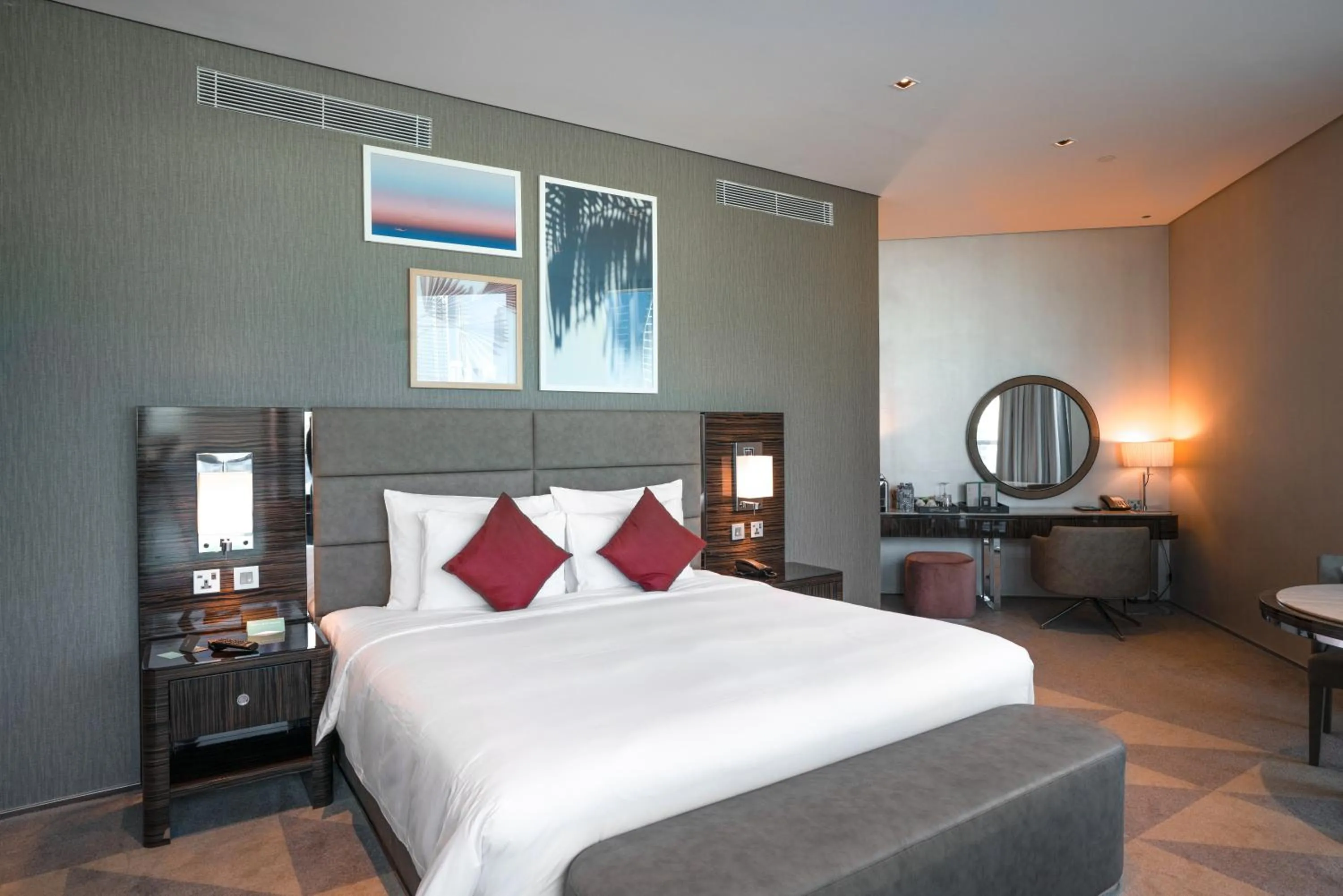 Bathroom, Bed in Hyde Hotel Dubai