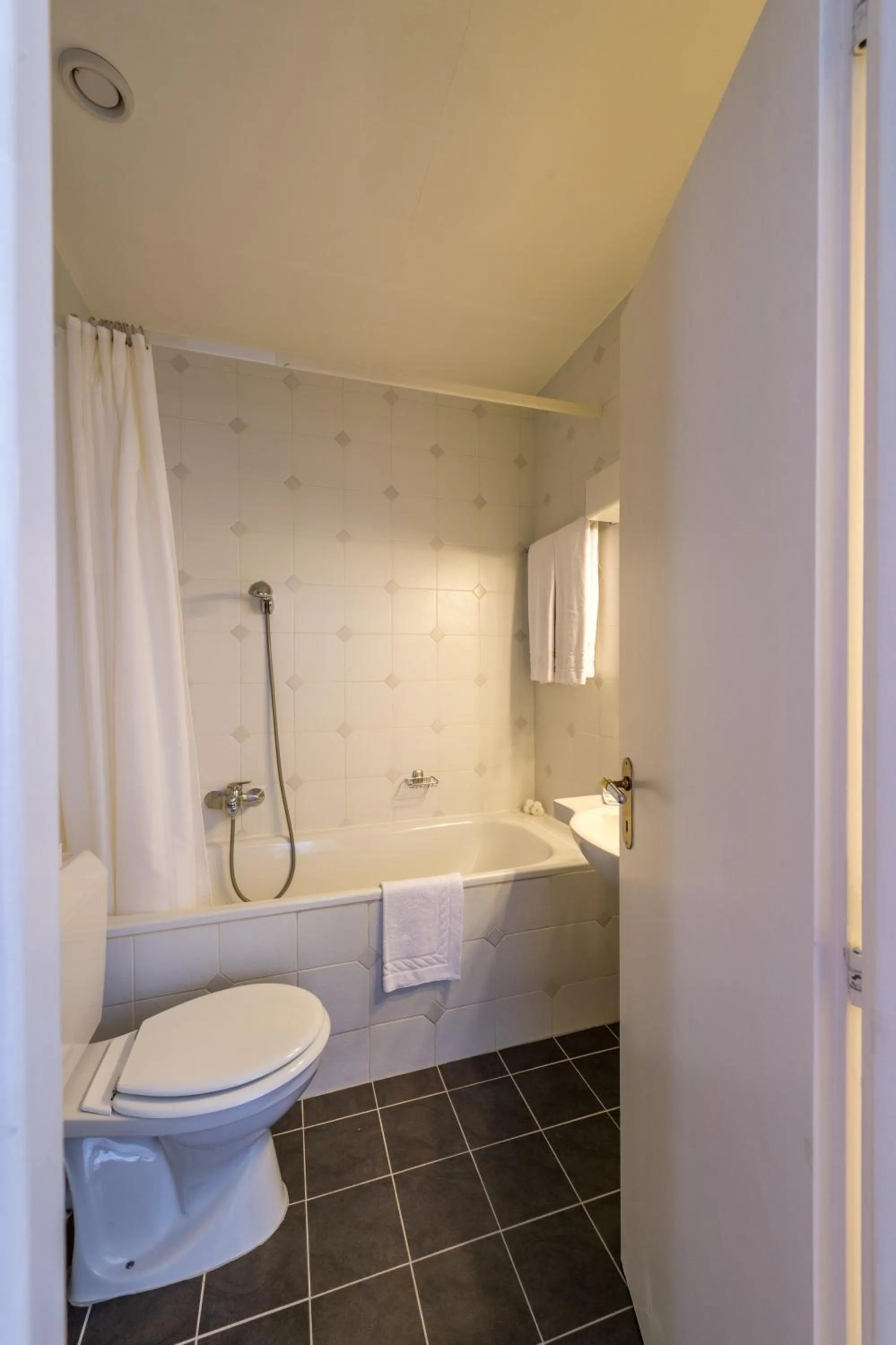 Shower in Hotel Churchill