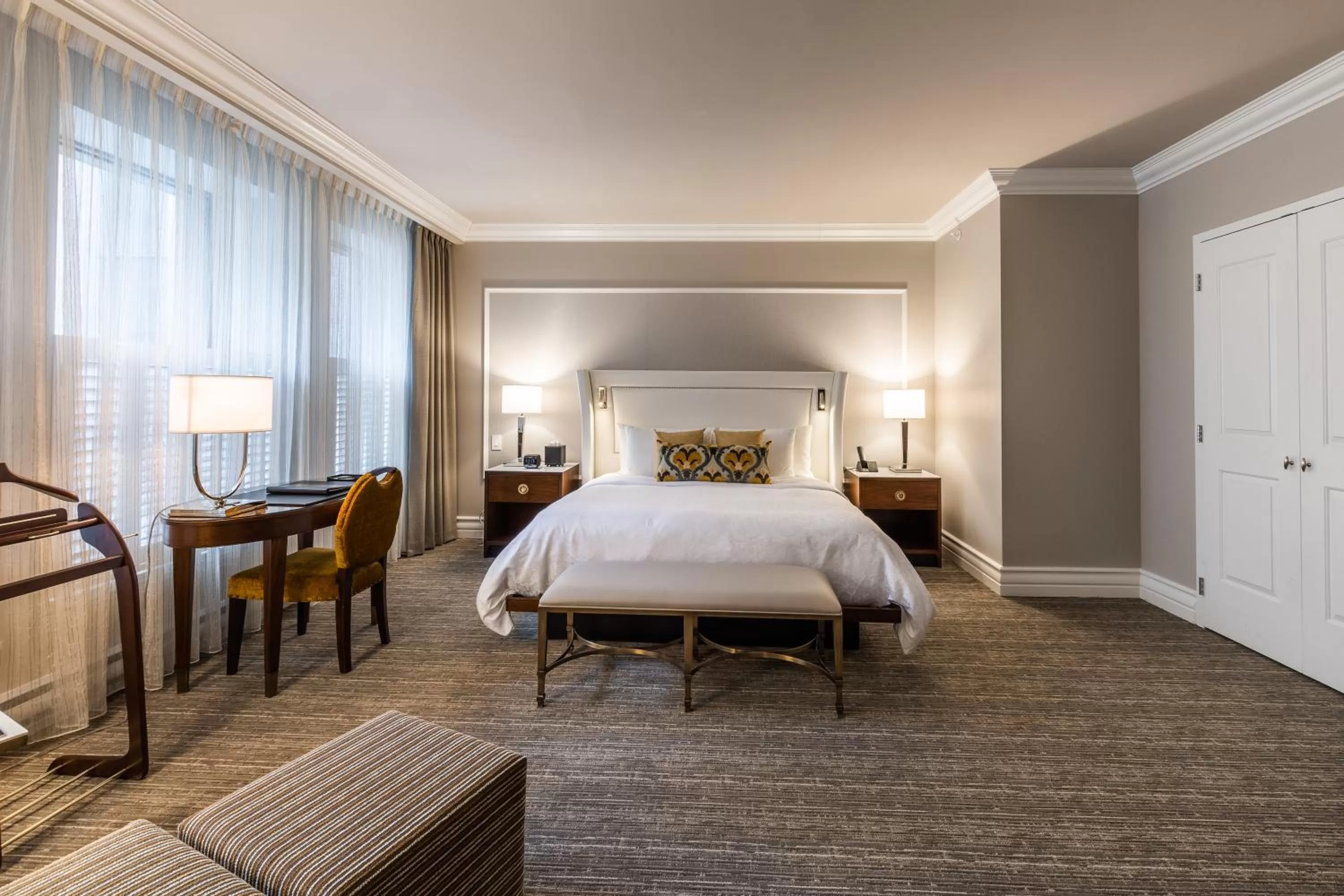 Bed in Hôtel Birks Montréal