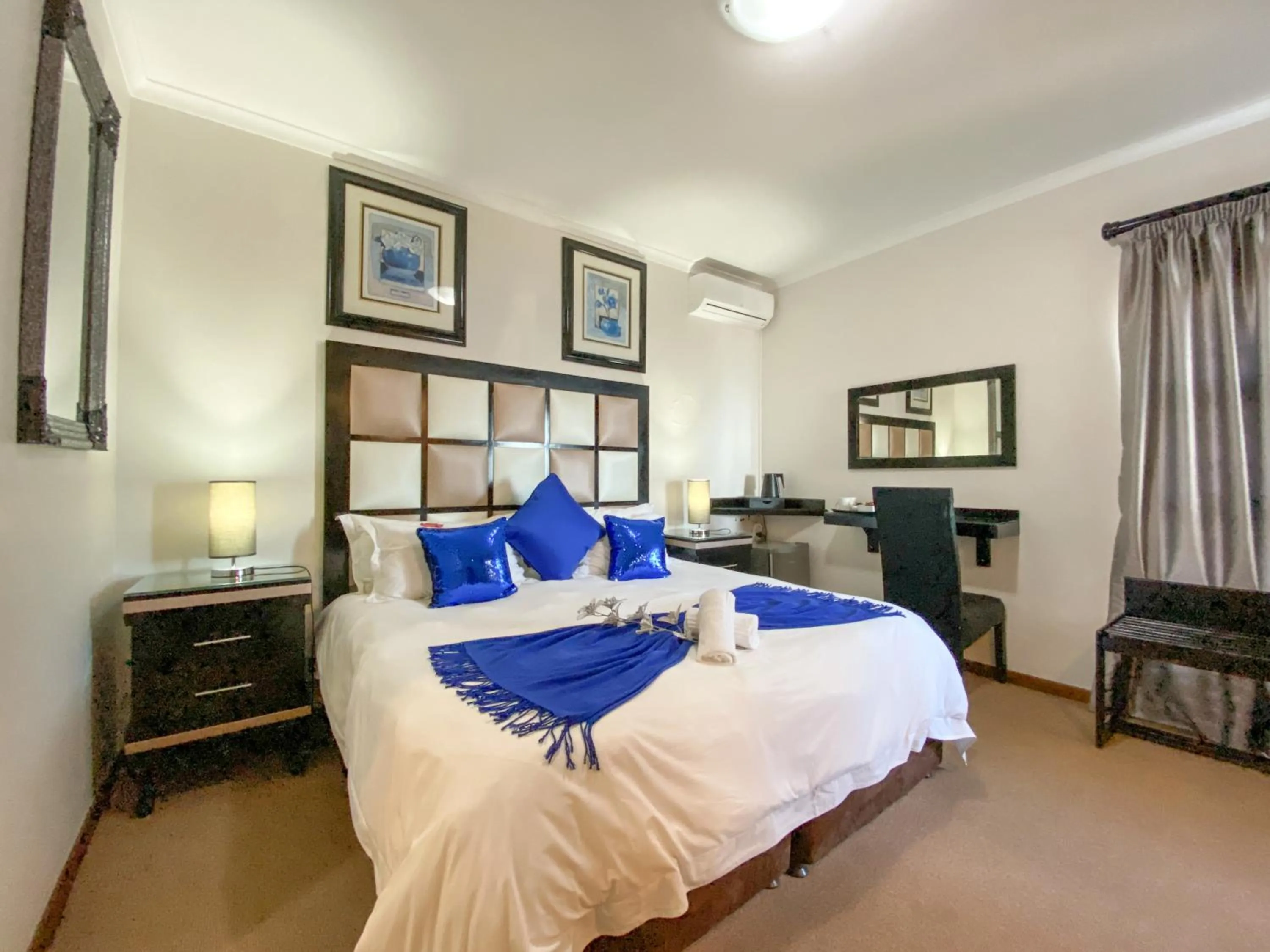 Photo of the whole room, Bed in Bar-t-nique Guest House