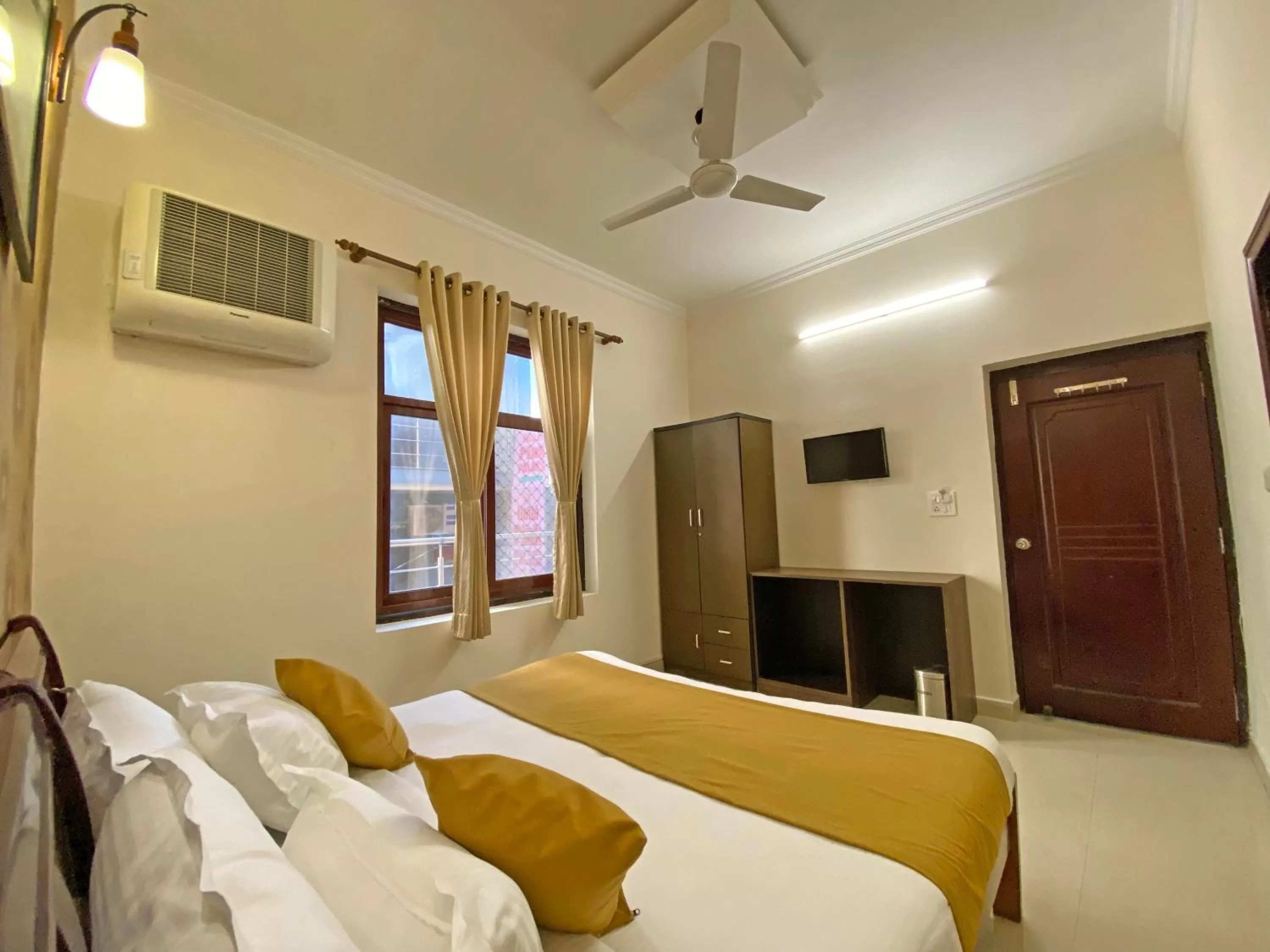 TV and multimedia in Hotel Nirvana Palace Rishikesh