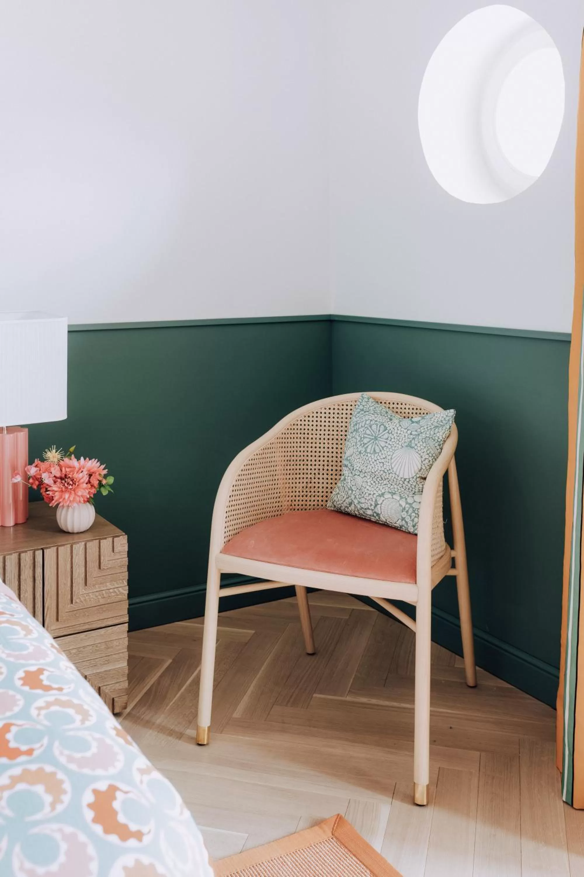 Living room, Bed in Villa Alma - a lakeside Boutique Hotel