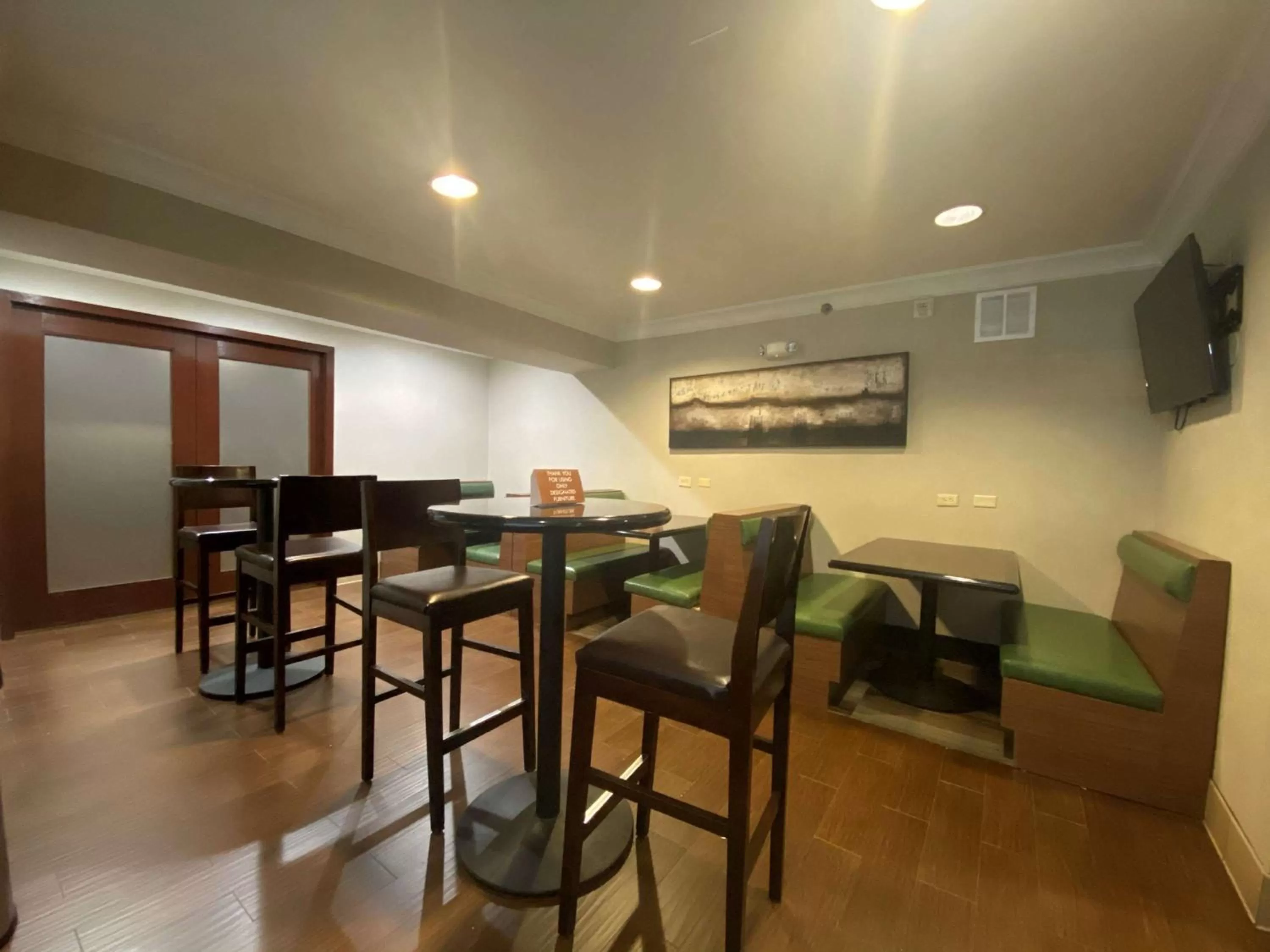 Restaurant/places to eat in SureStay Hotel by Best Western Ontario Airport