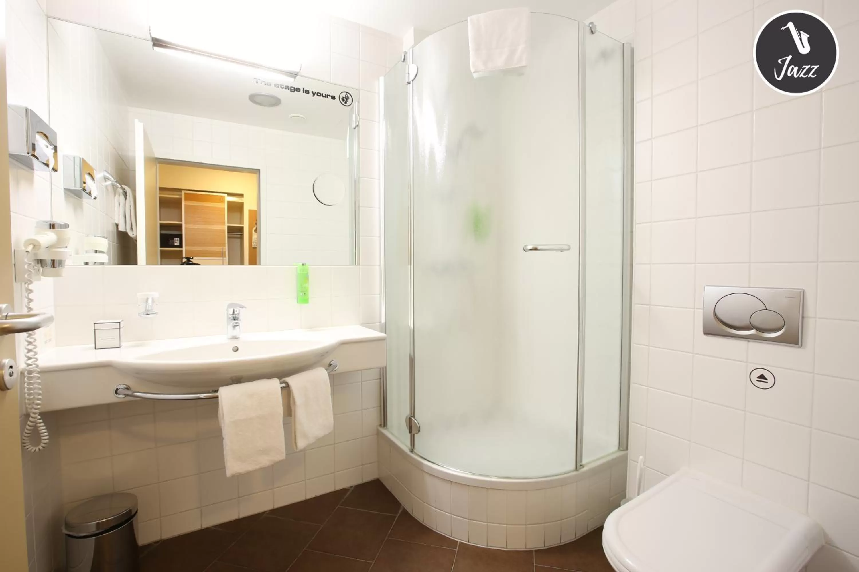 Toilet in arte Hotel Wien Stadthalle