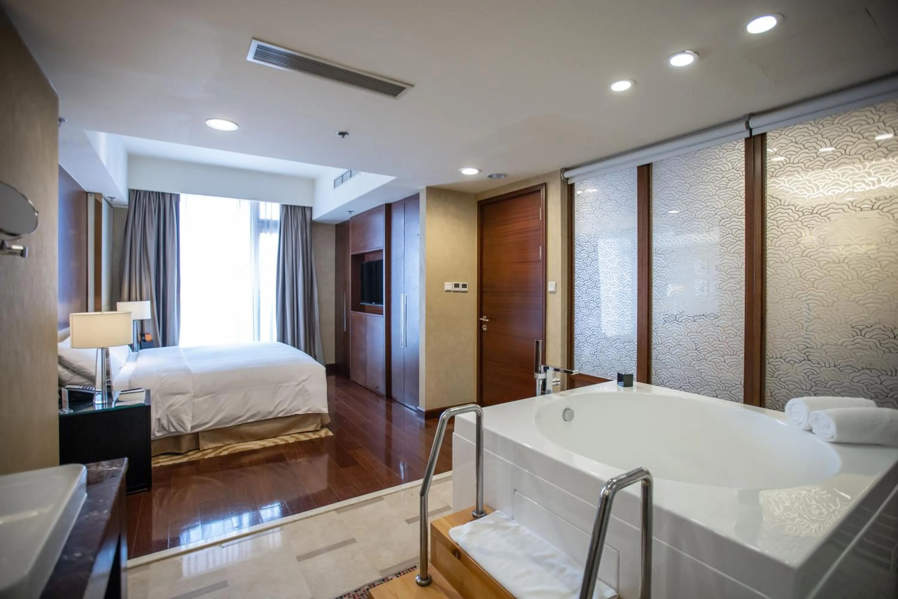 Bathroom, Bed in The Imperial Mansion, Beijing - Marriott Executive Apartments