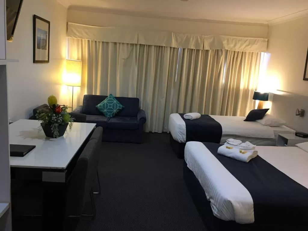 Bed in Lakeview Motor Inn