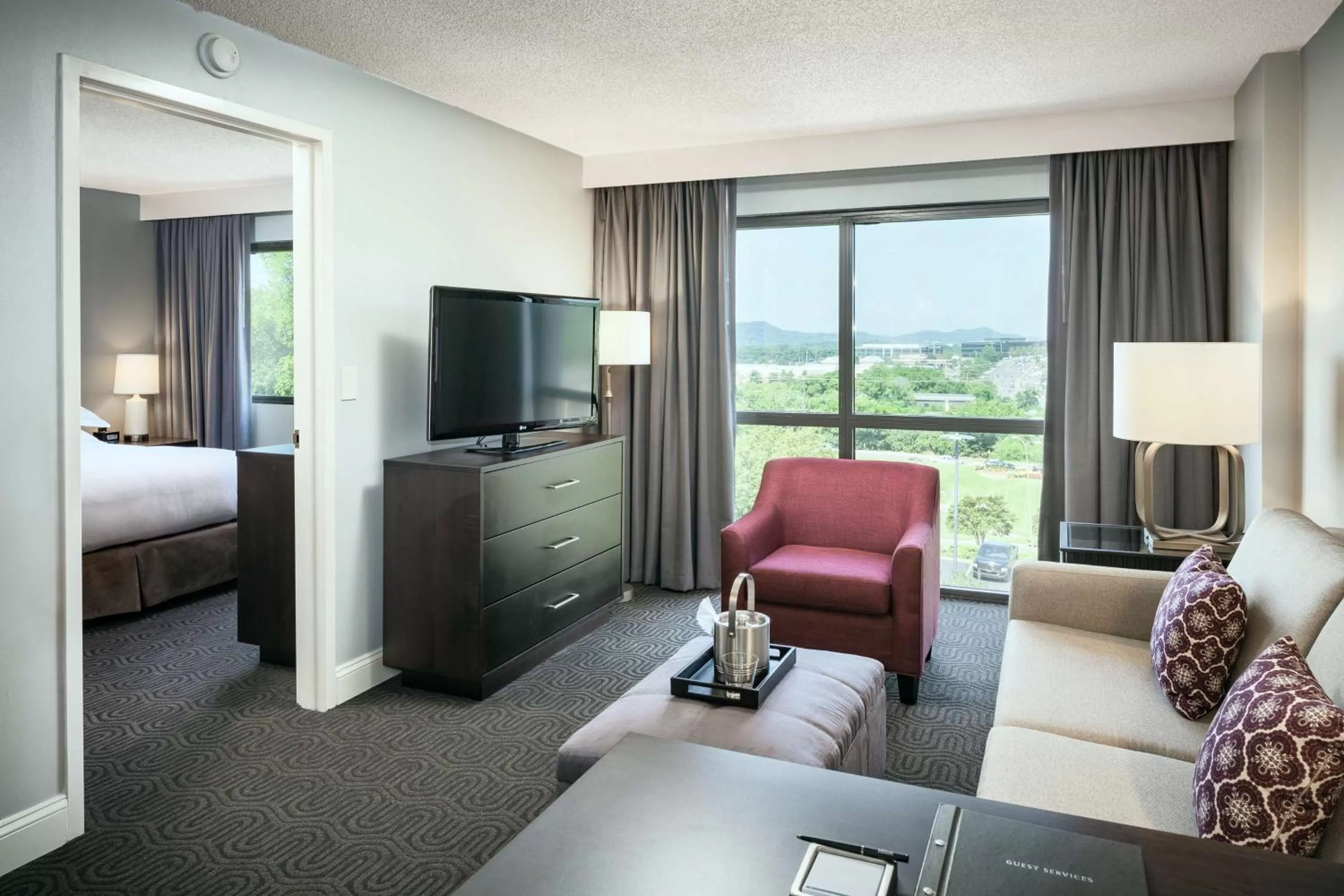 Living room, Bed in Hilton Suites Brentwood