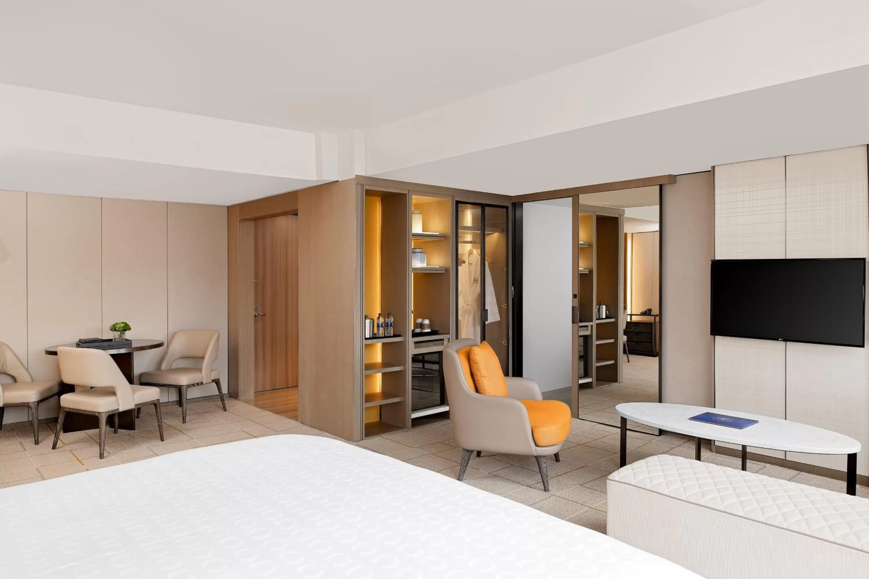 Living room, Bed in Sheraton Universal