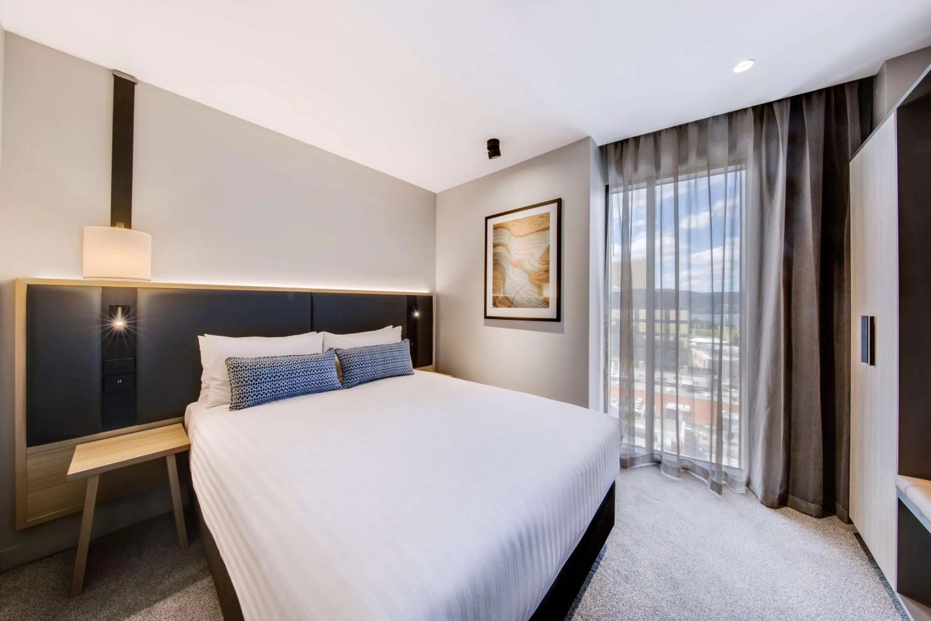 Balcony/Terrace, Bed in Vibe Hotel Hobart