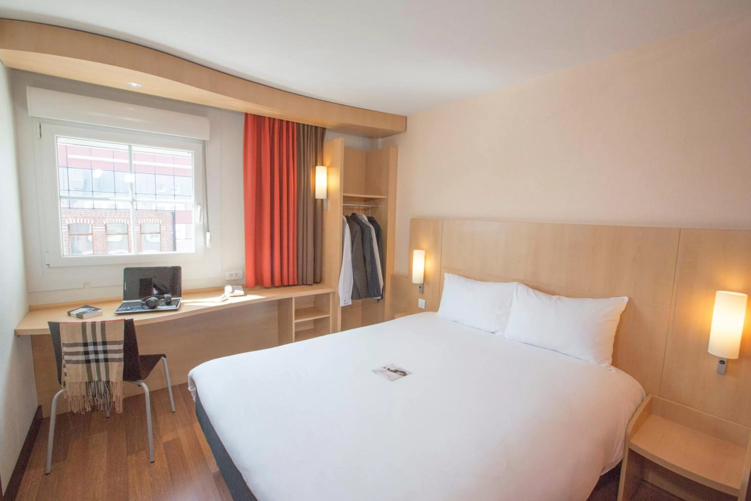 Bedroom, Bed in ibis Lille Lomme Centre