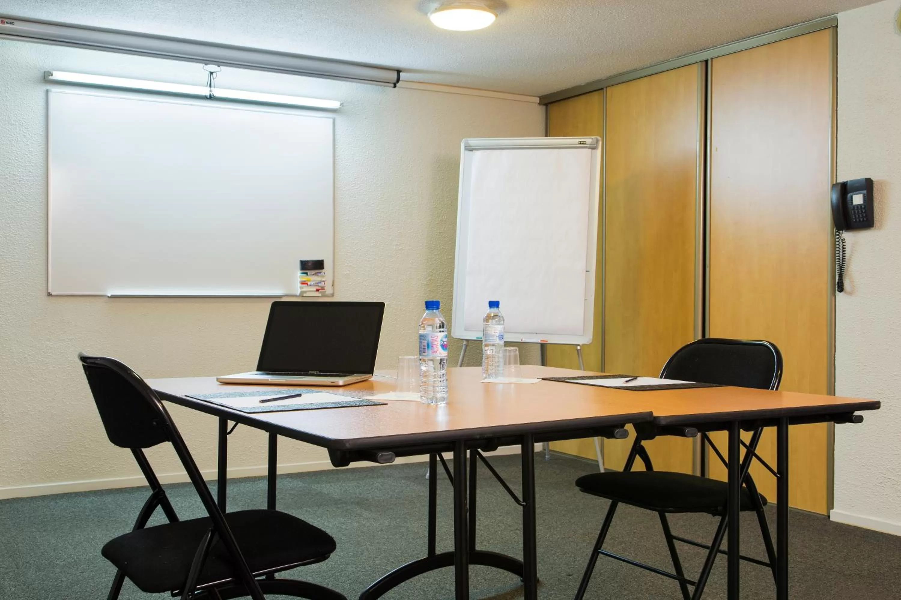 Business facilities in Comfort Hotel Etampes