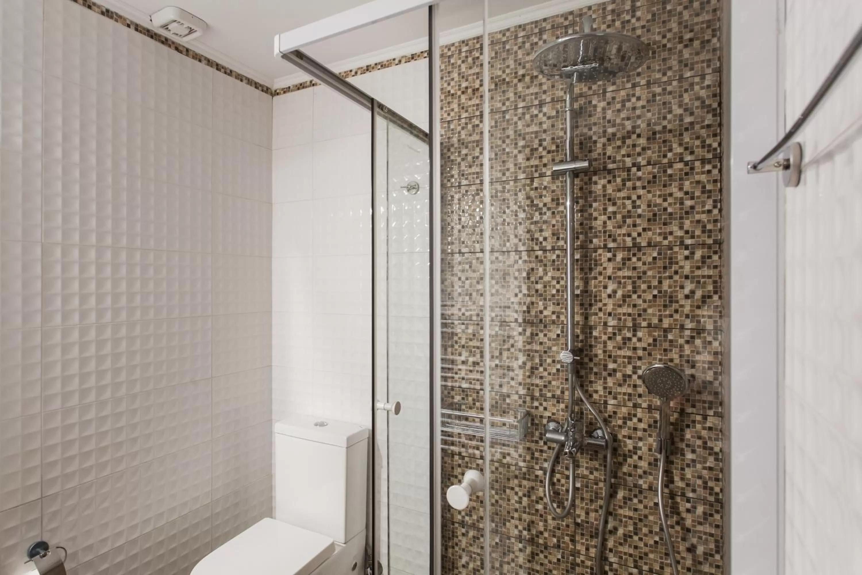 Shower in Nicholas Point Apartments and Rooms