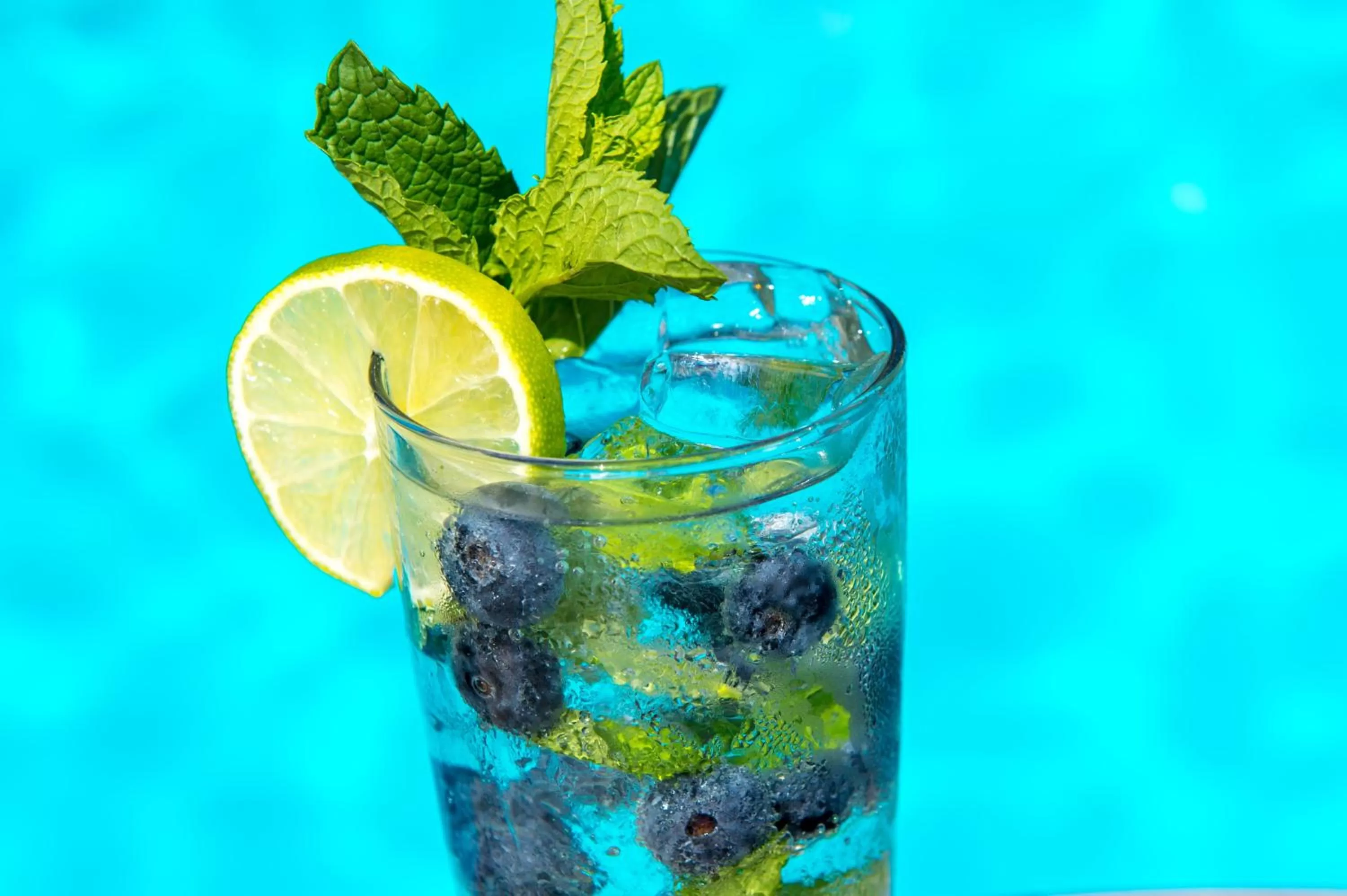 Lounge or bar in Crowne Plaza Cabana Hotel by IHG