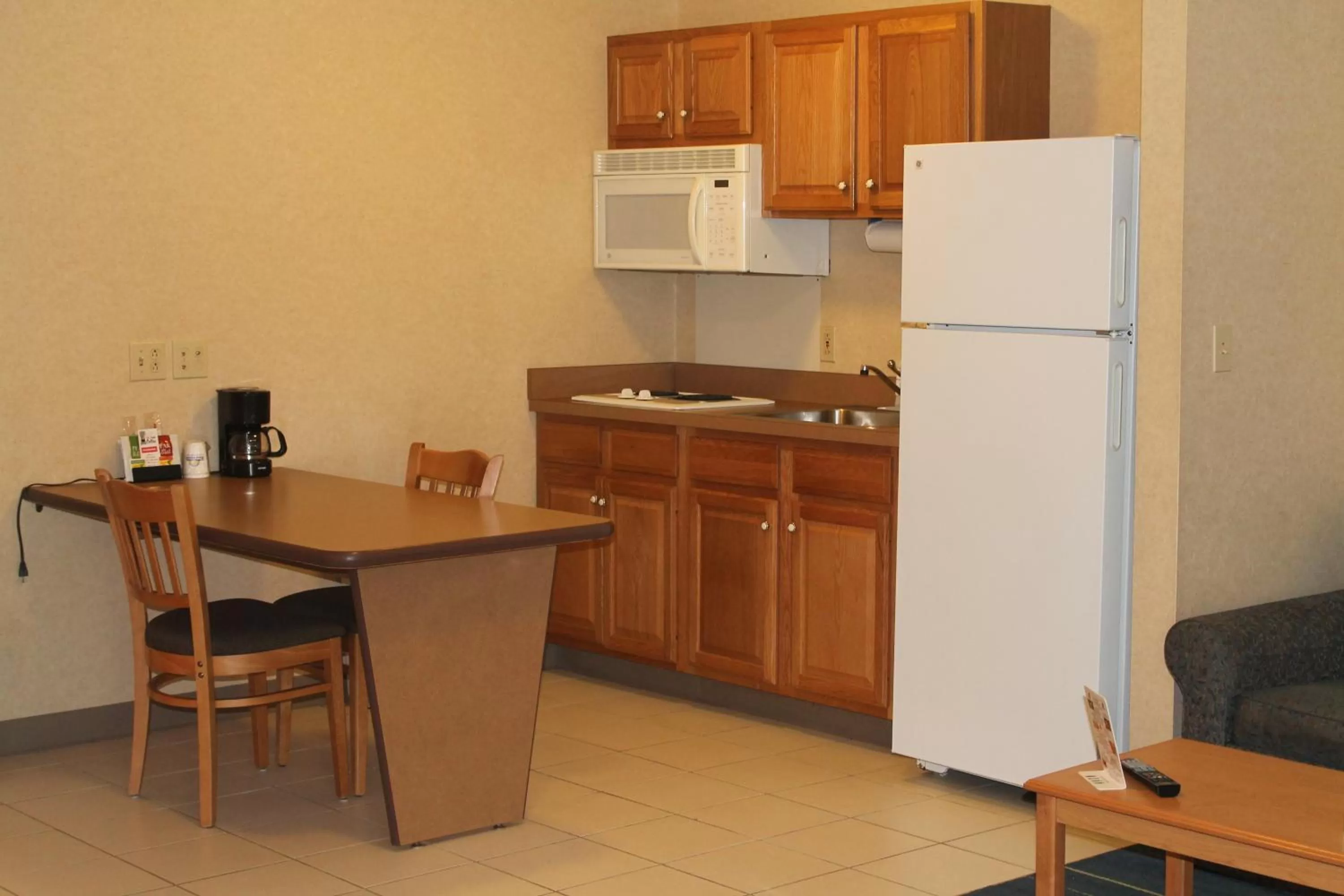 Kitchen or kitchenette in Days Inn & Suites by Wyndham Bridgeport - Clarksburg