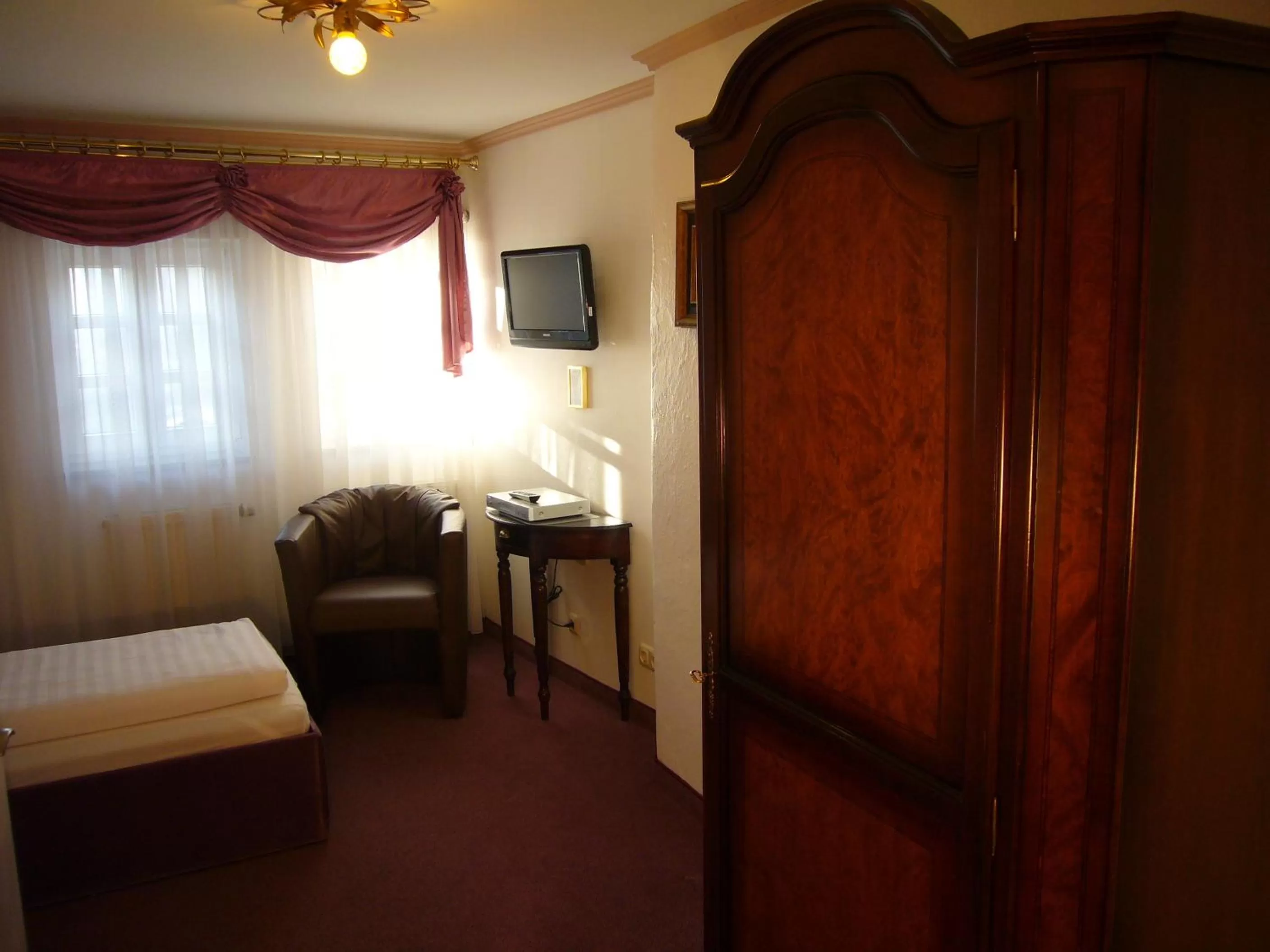 Photo of the whole room, Bed in Klassik Hotel am Tor