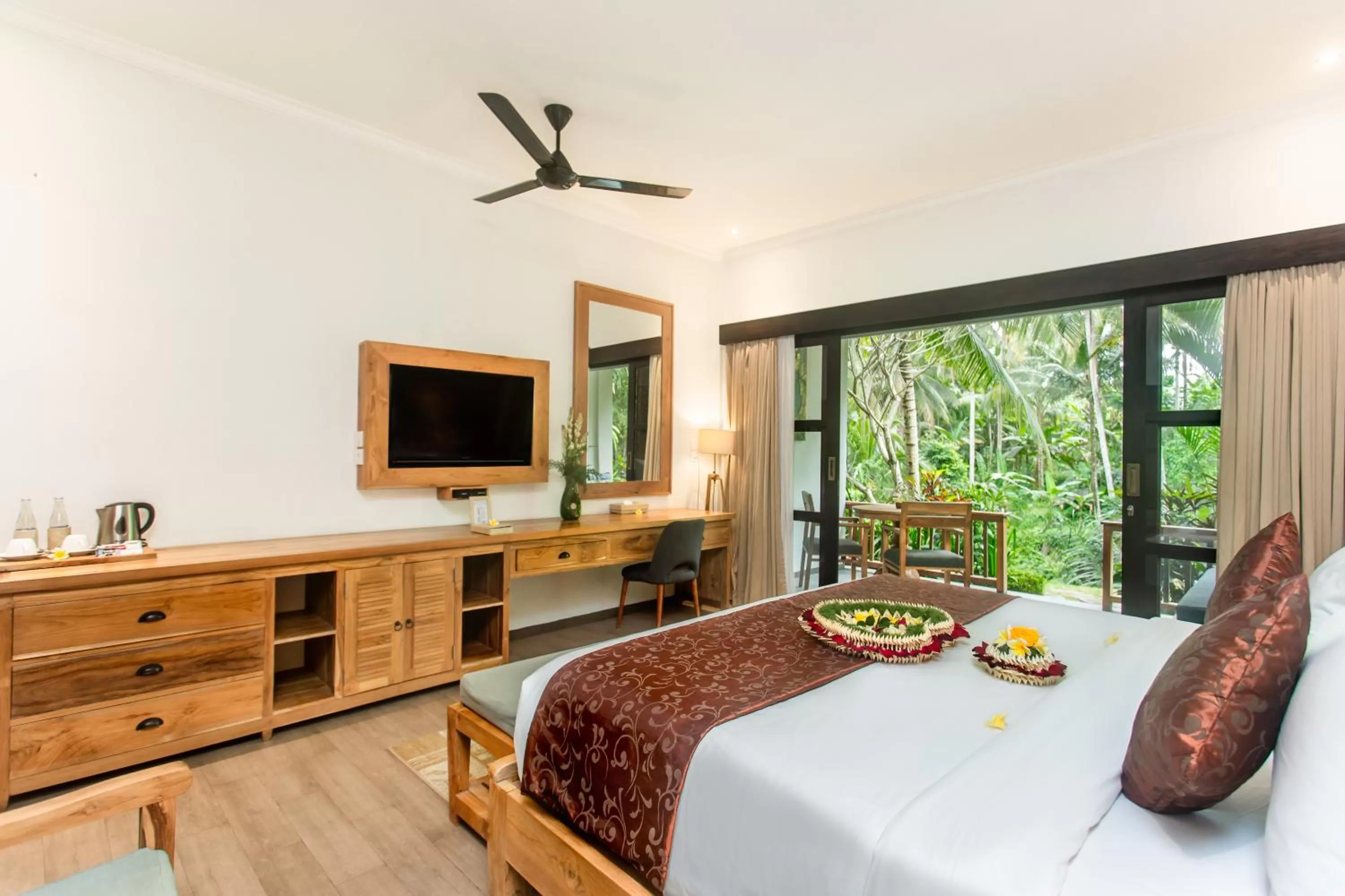 TV and multimedia, Bed in Manah Shanti Suites by GenuineHost