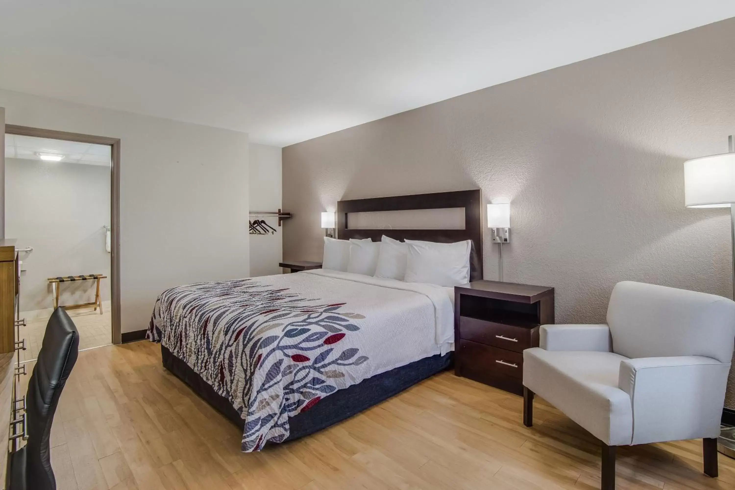 Superior King Room Disability Access Roll-ln Shower Non-Smoking in Red Roof Inn St George, SC Superior King Room Disability Access Roll-ln Shower Non-Smoking in Red Roof Inn St George, SC