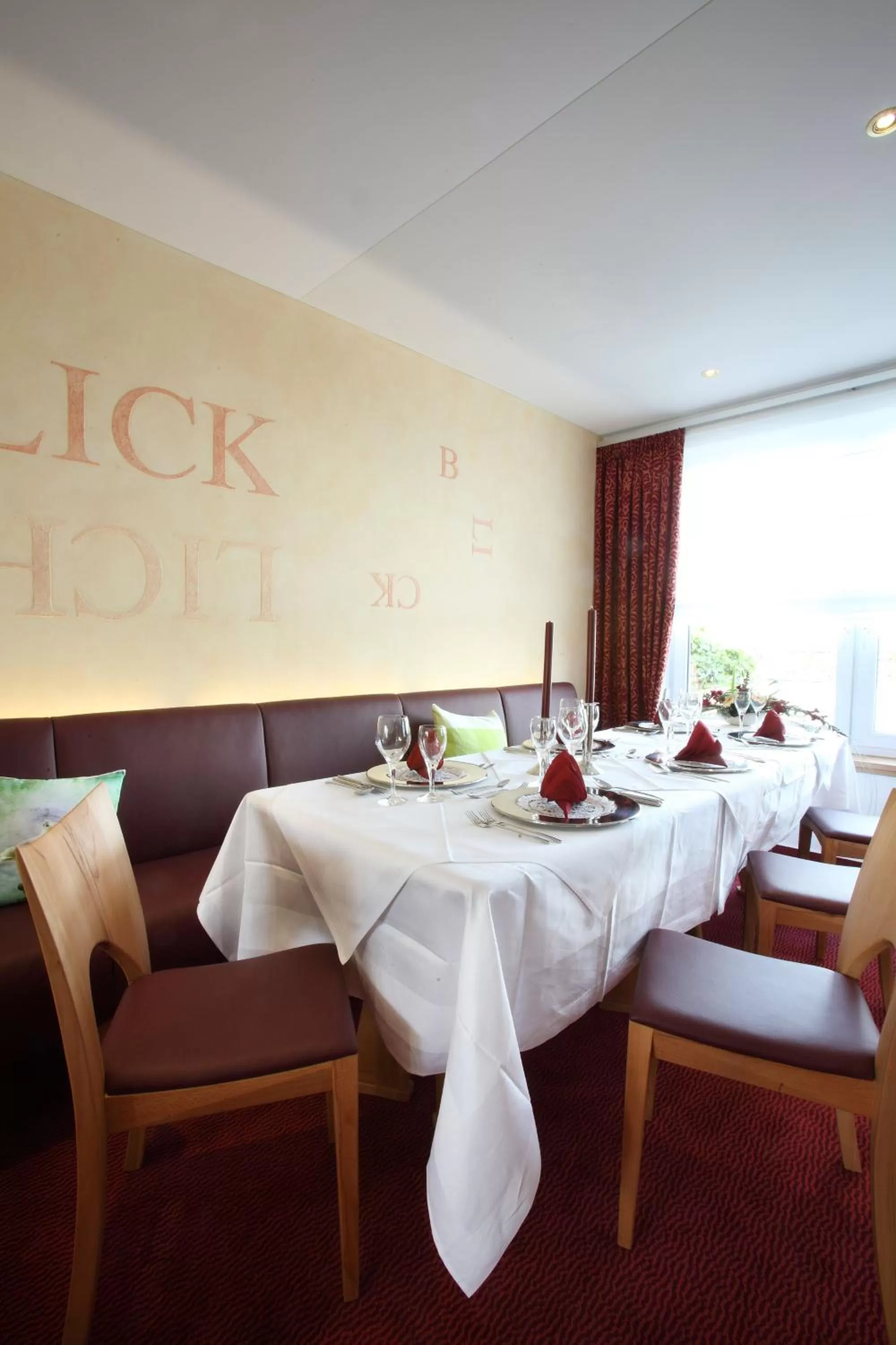 Restaurant/places to eat in Hotel Elysee