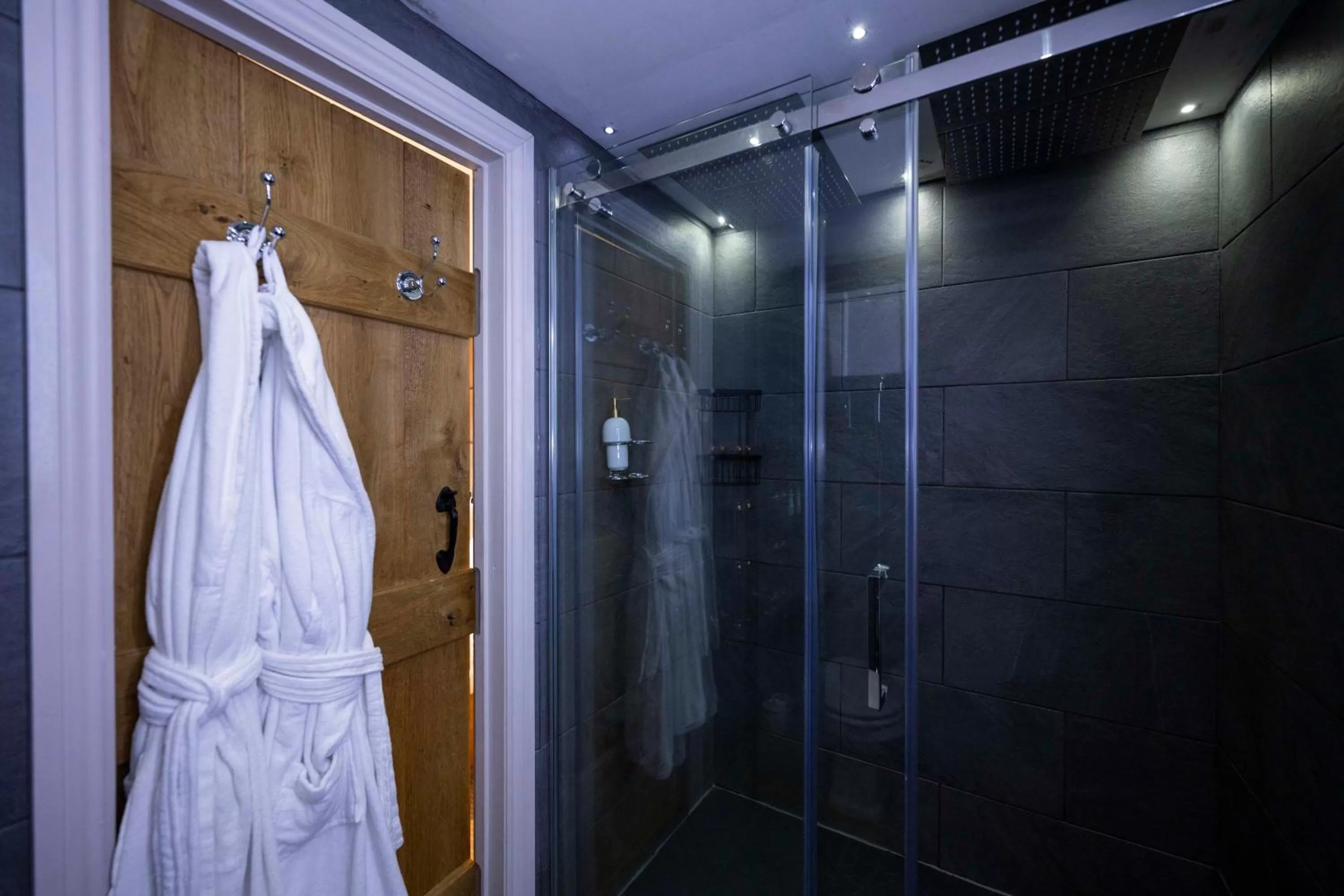 Shower in The Tan Hill Inn