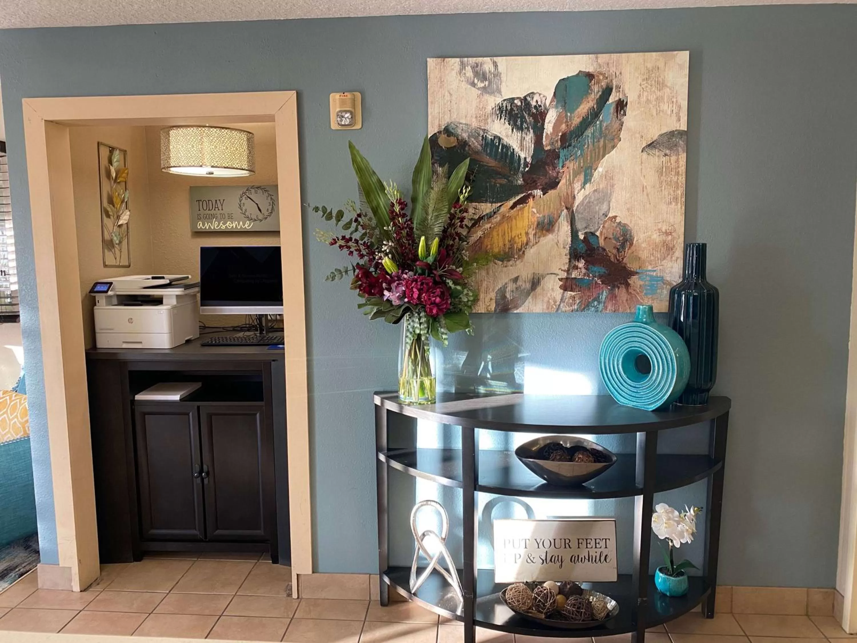 Lobby or reception, Kitchen/Kitchenette in Sonesta Simply Suites Houston W Beltway