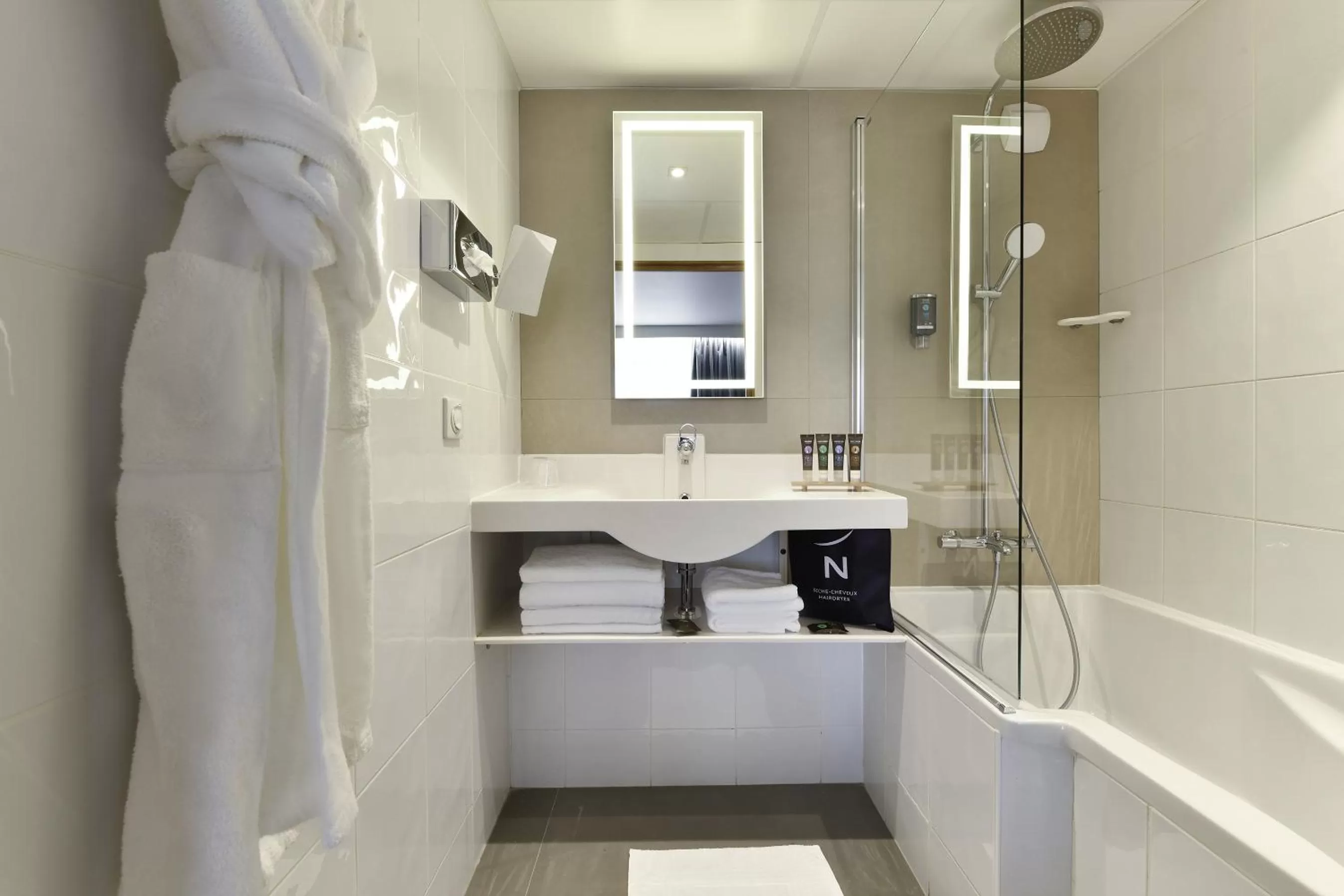 Shower in Novotel La Rochelle Centre