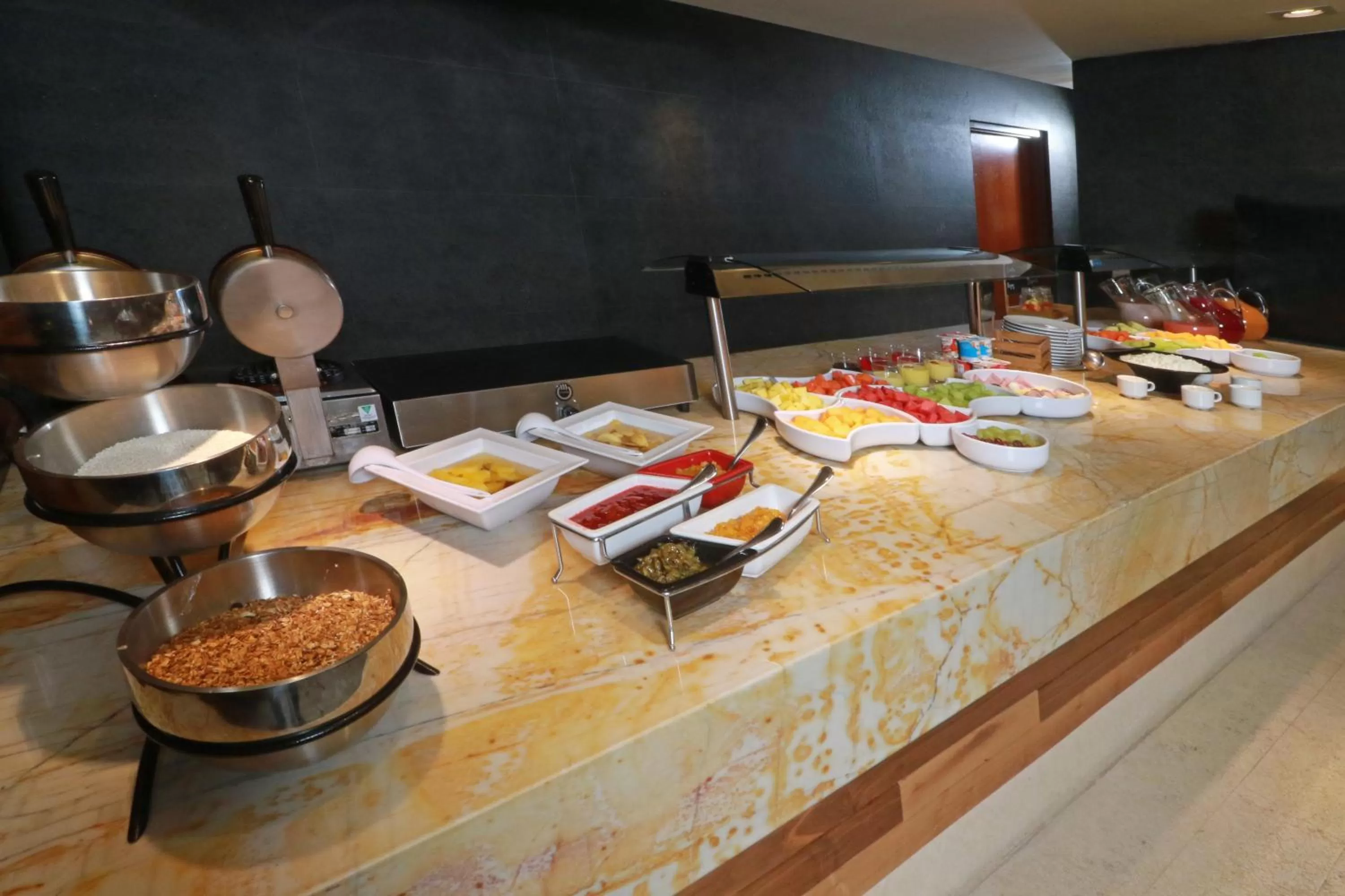 Restaurant/places to eat in Holiday Inn & Suites Plaza Mayor by IHG