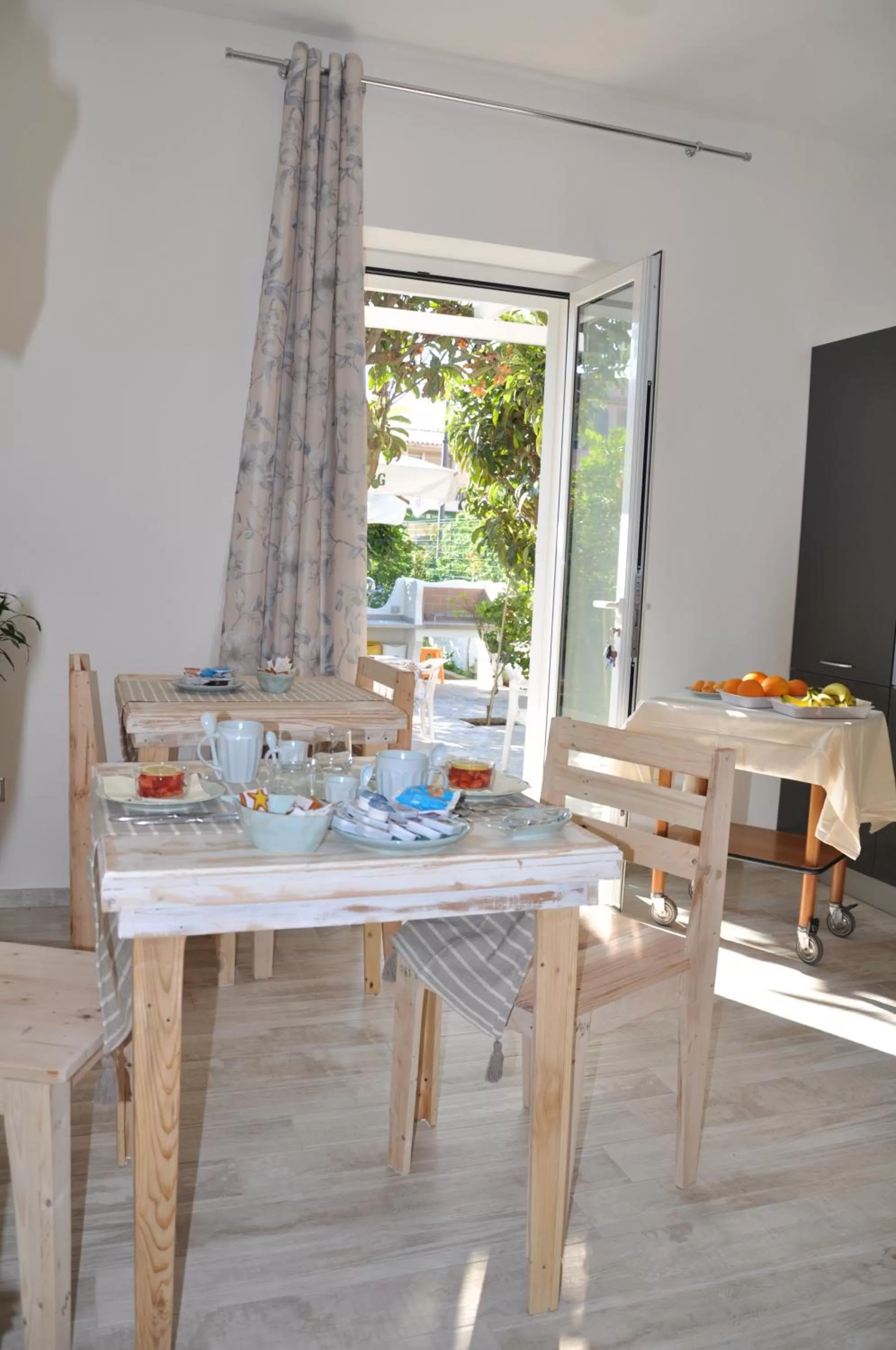 Dining area in B&B Les Chambres Rooms & Suite