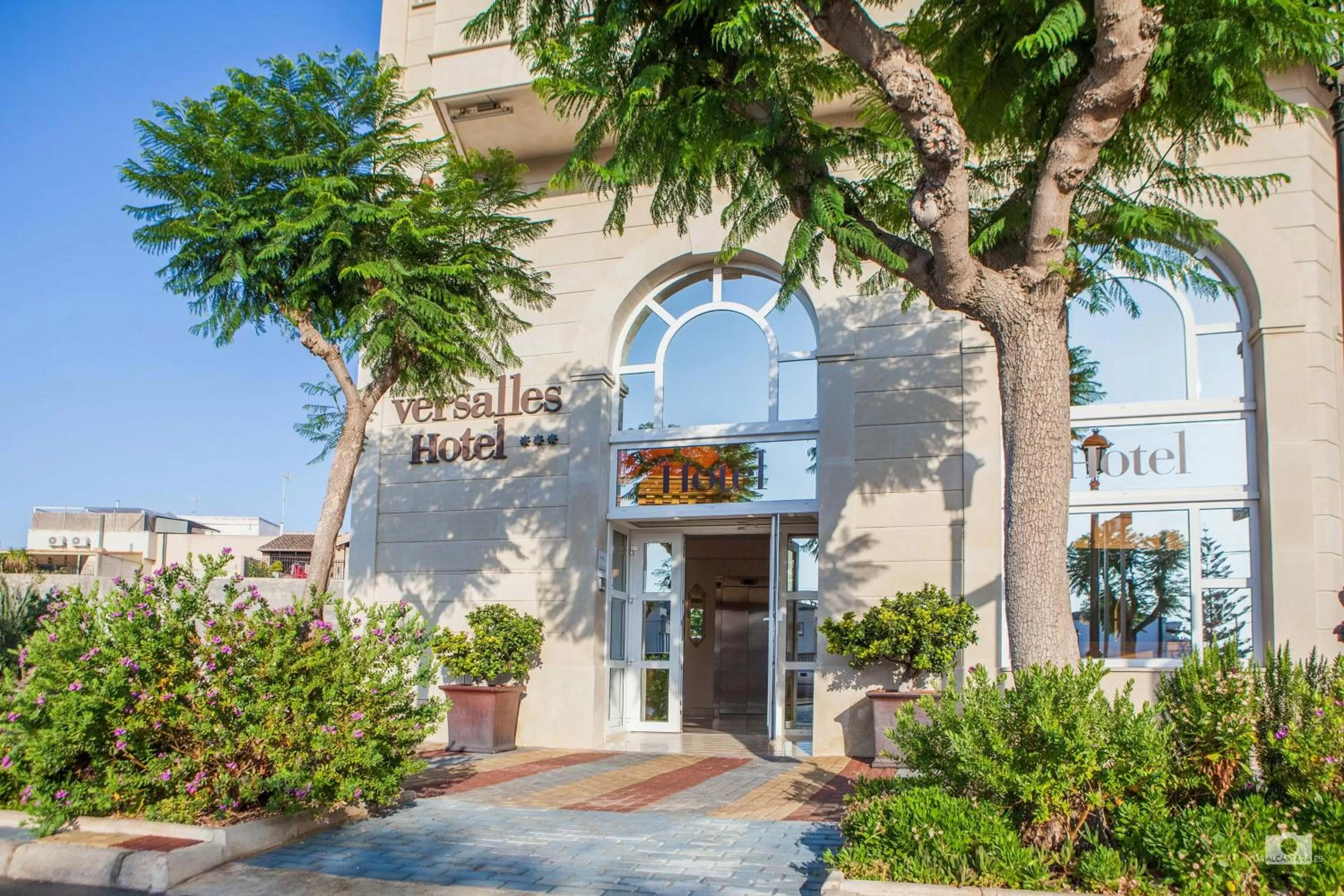 Facade/entrance in Hotel Versalles