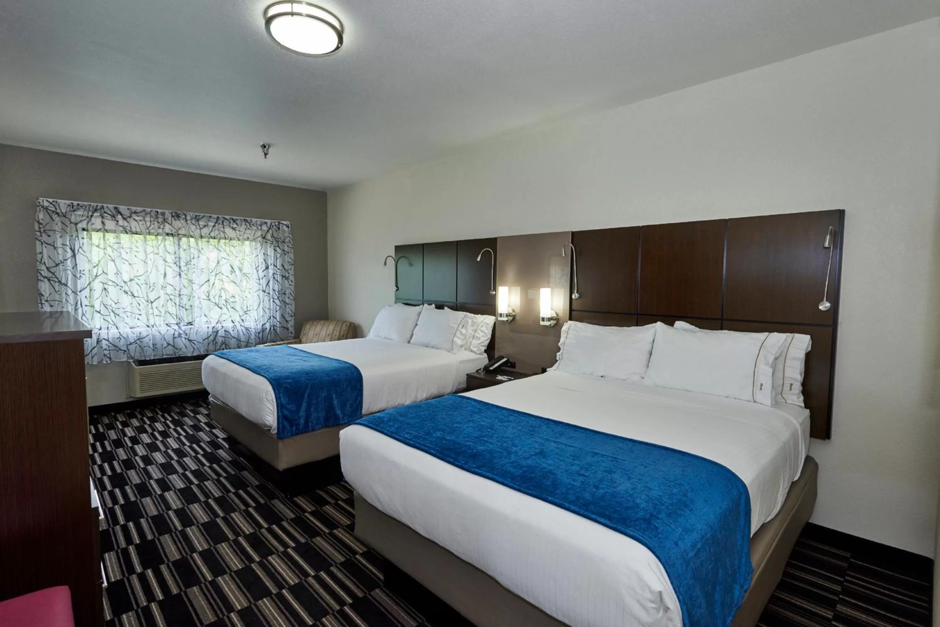 Photo of the whole room, Bed in Holiday Inn Express & Suites Birmingham South - Pelham by IHG