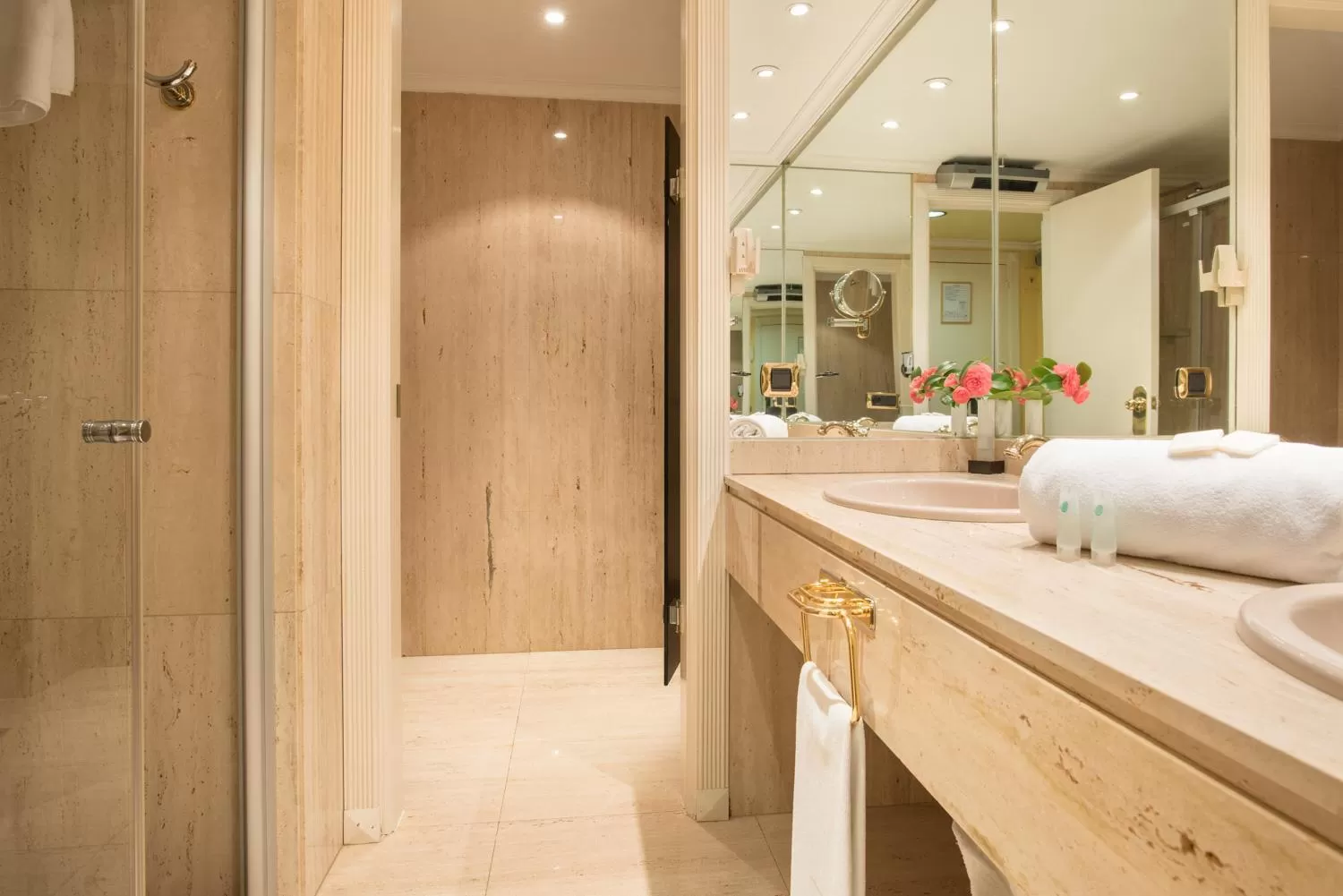 Shower in Eurostars Gran Hotel Lugo