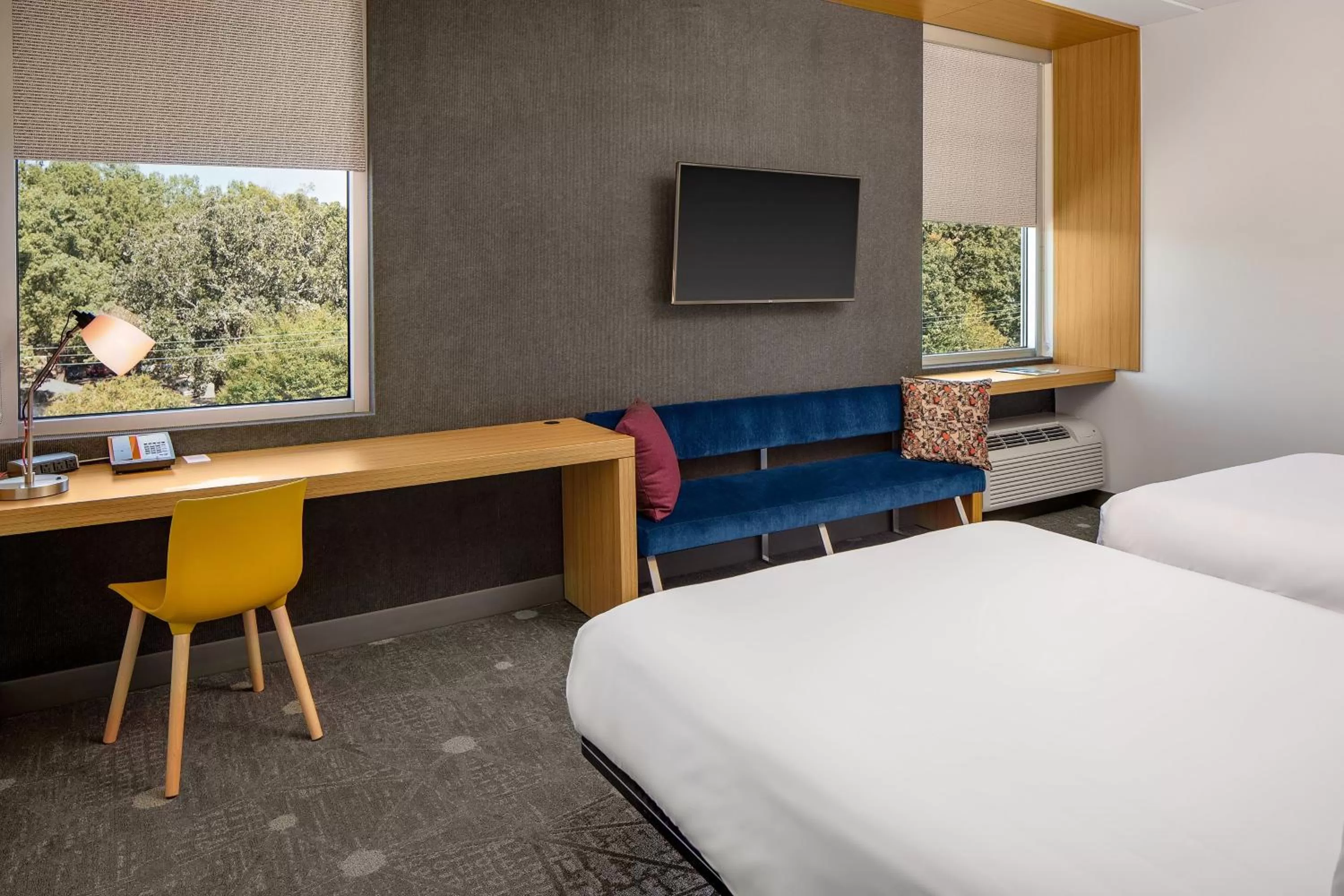 Photo of the whole room, Bed in Aloft Chapel Hill