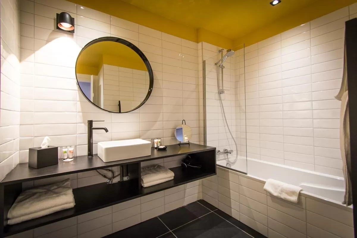 Bathroom in Hôtel Restaurant Vaillant Colmar Nord