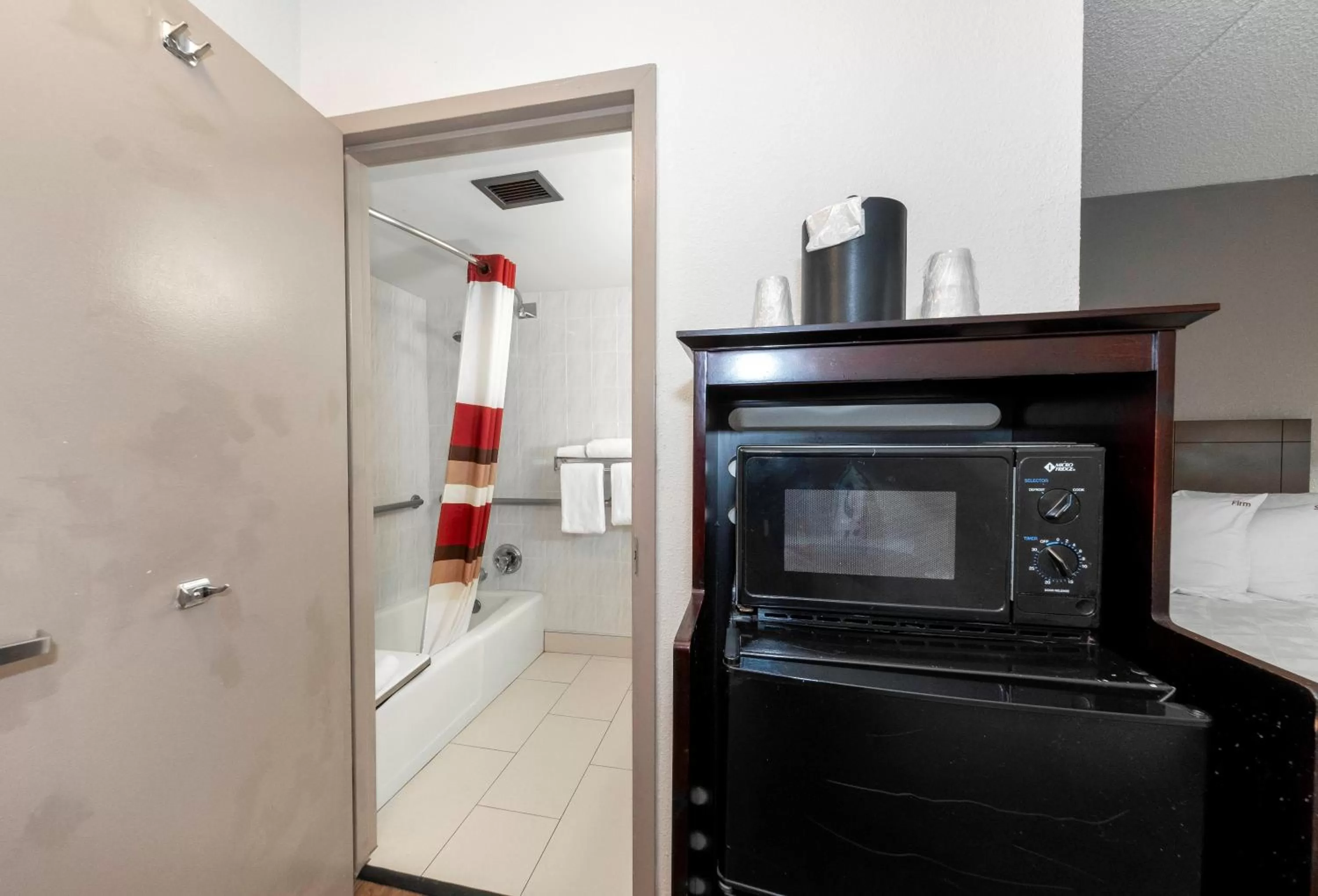 Bathroom in Red Roof PLUS Newark Liberty Airport - Carteret