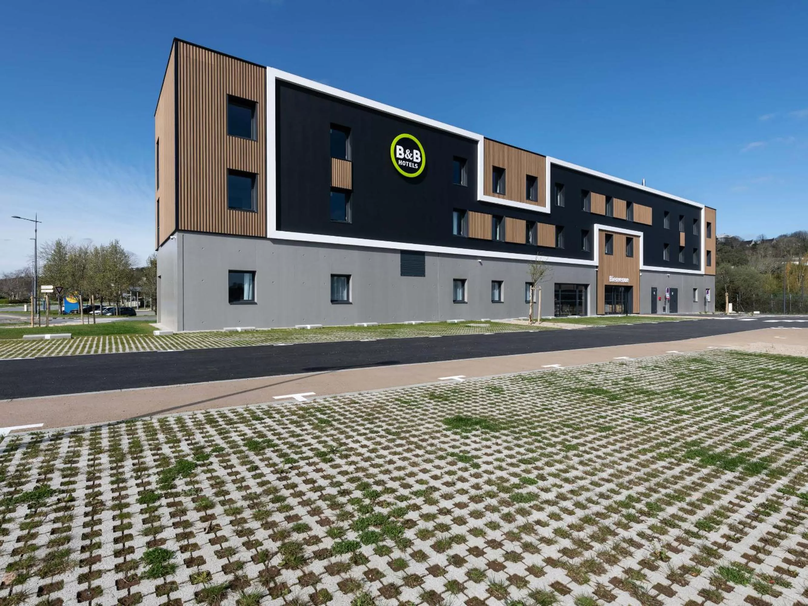 Property building in B&B HOTEL Landerneau Bois Noir