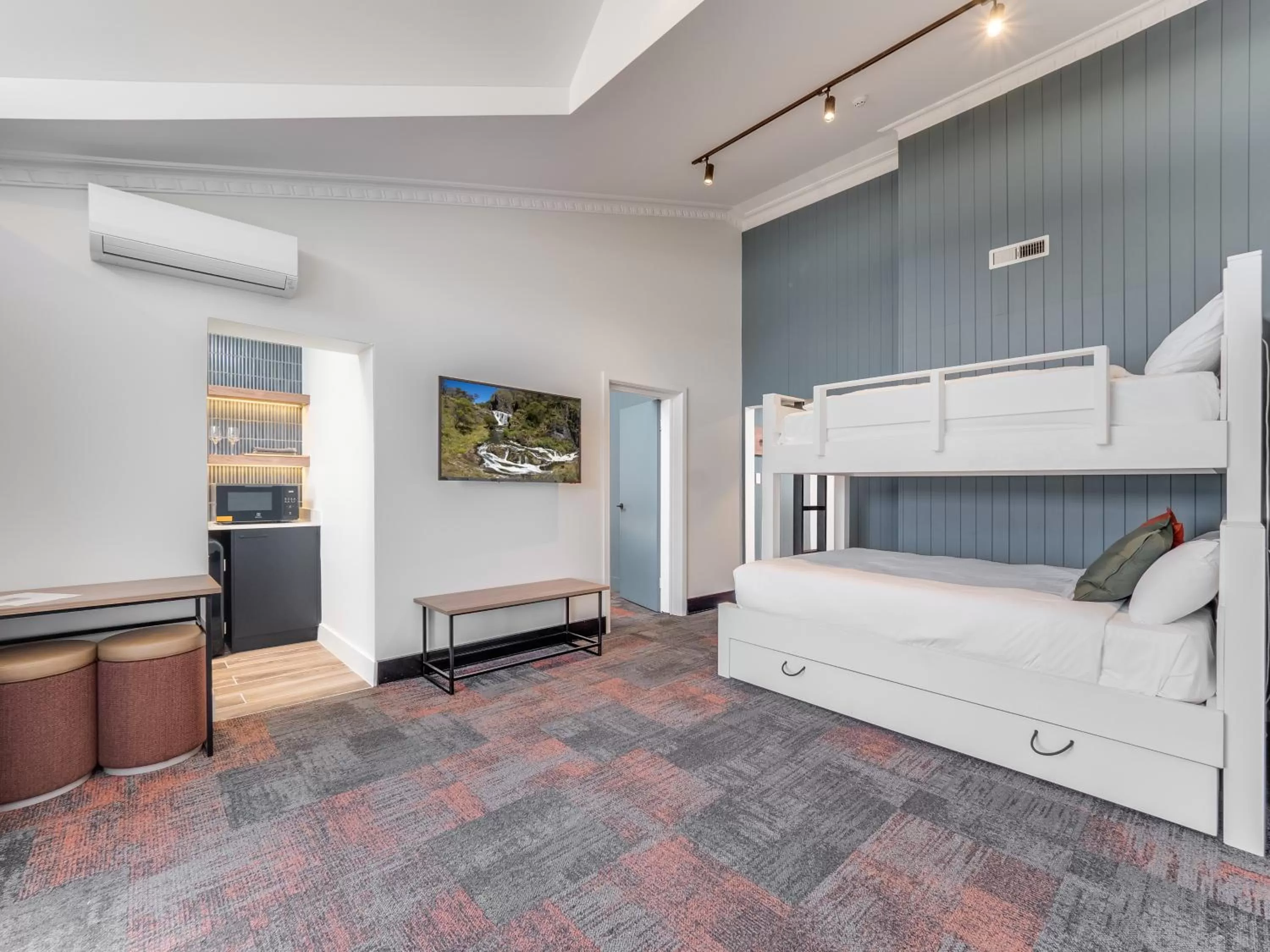 Photo of the whole room, Bed in Banjo Paterson Inn