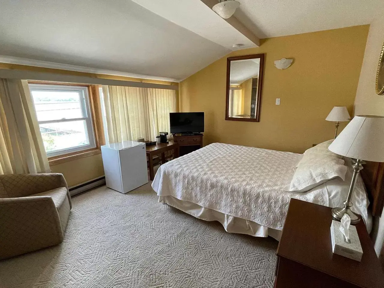 Superior Queen Room in Hotel Wolfe Island Superior Queen Room in Hotel Wolfe Island