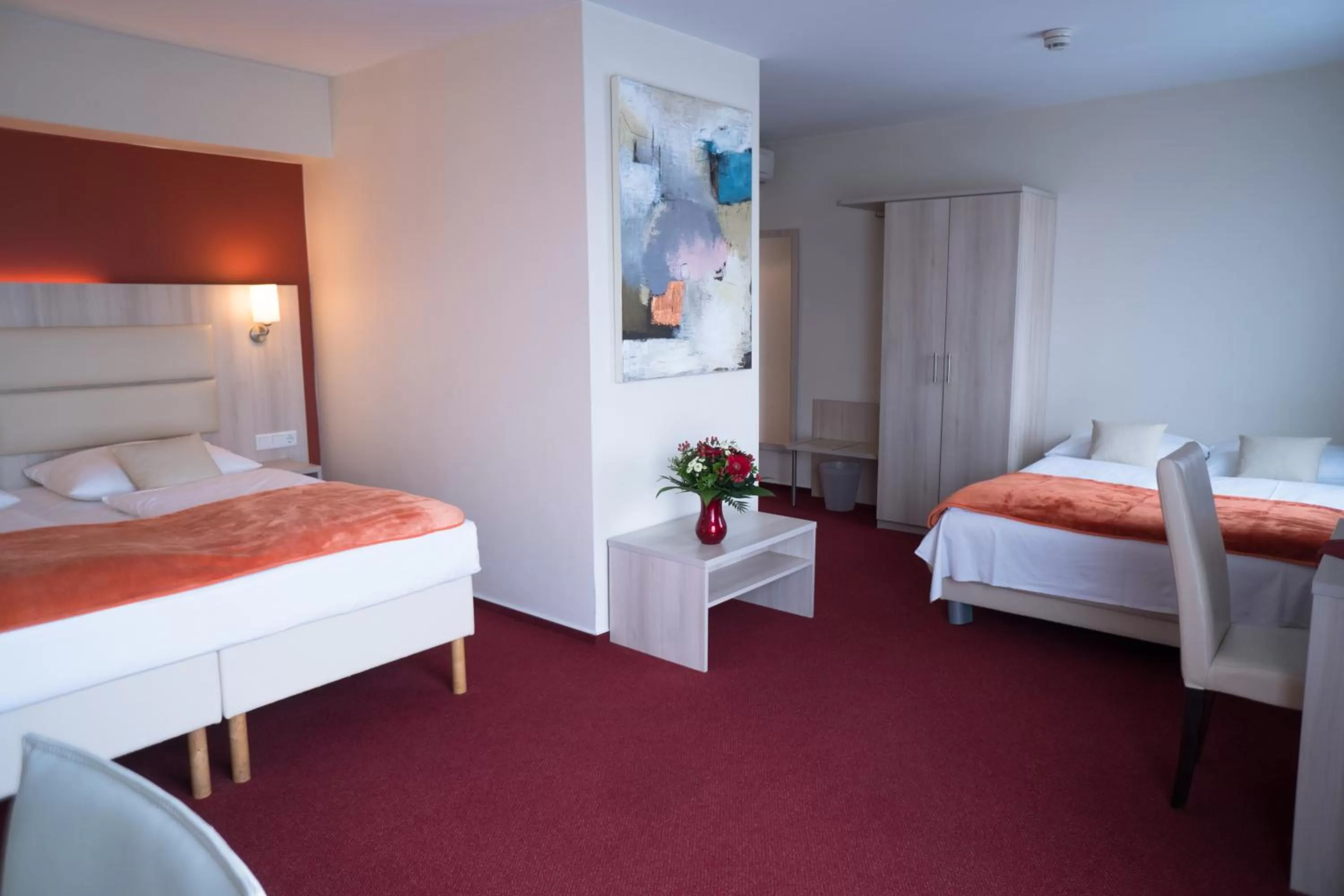 Photo of the whole room, Bed in Hotel Rödelheimer Hof - Am Wasserturm