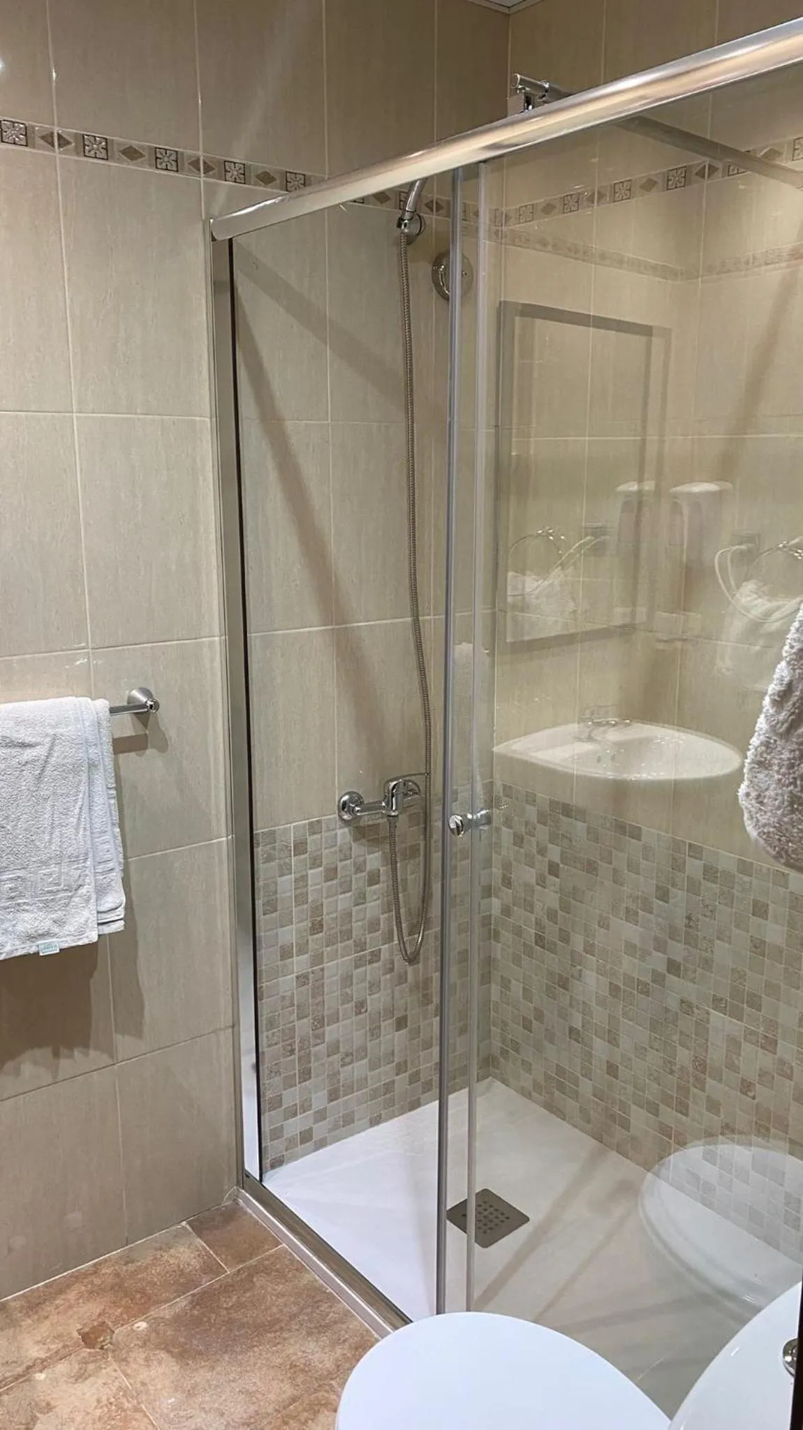 Shower in Hotel Complutense