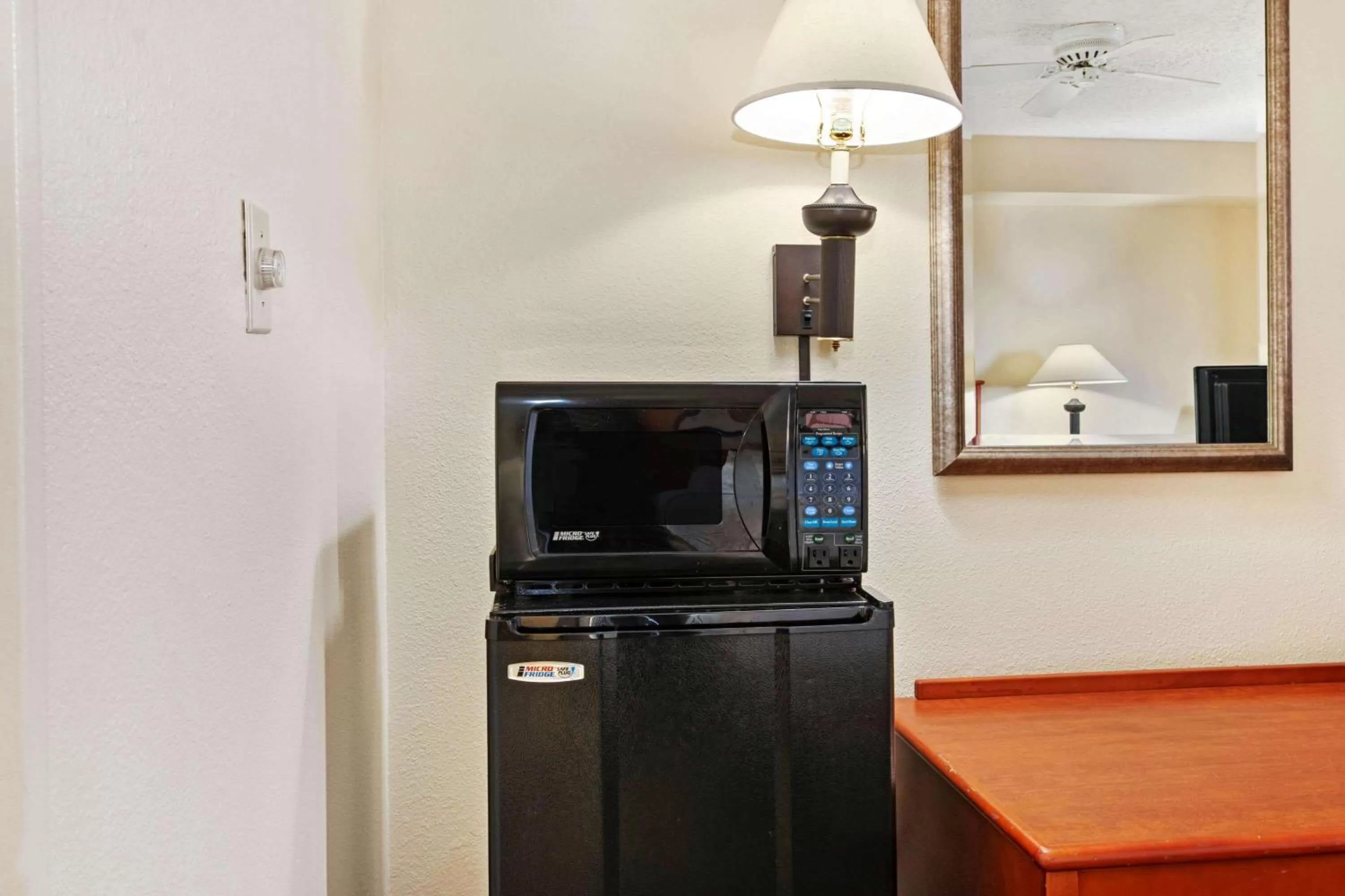 Photo of the whole room in La Quinta by Wyndham Albuquerque Journal Ctr NW