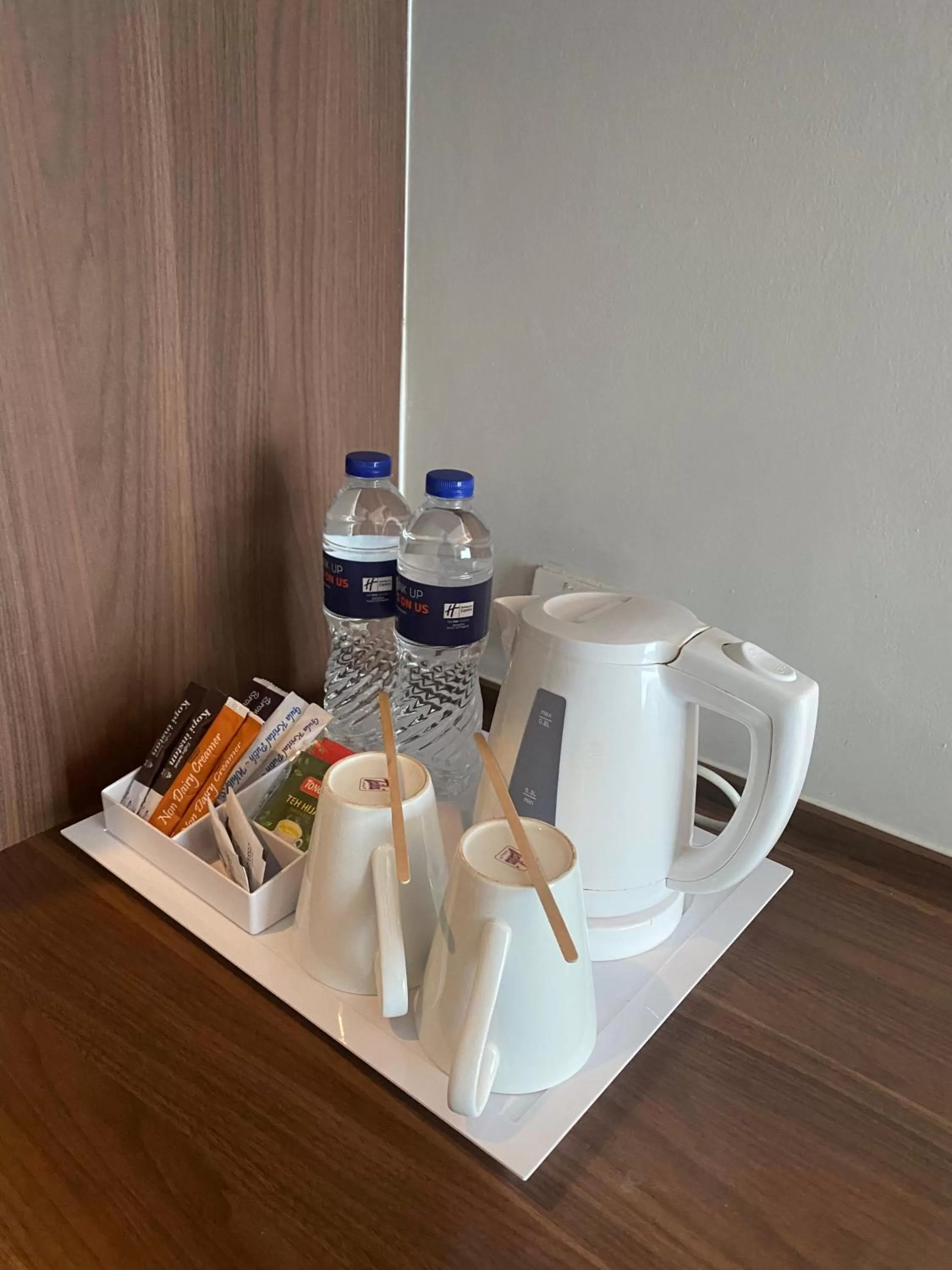 Coffee/tea facilities in Holiday Inn Express Jakarta Pluit Citygate by IHG