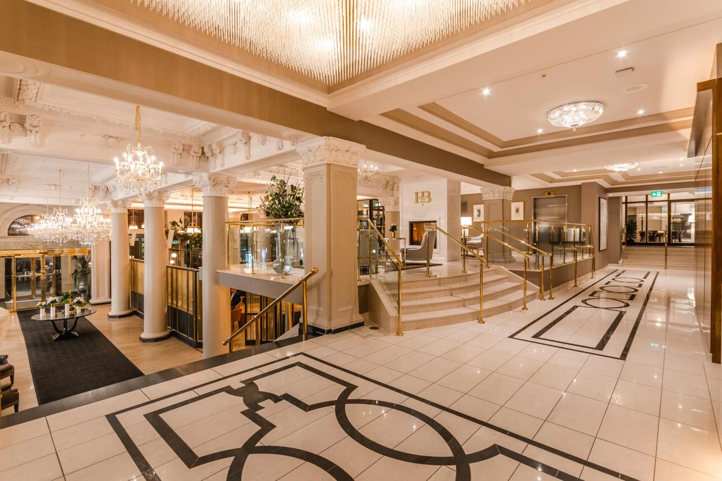 Lobby or reception in Hôtel Birks Montréal