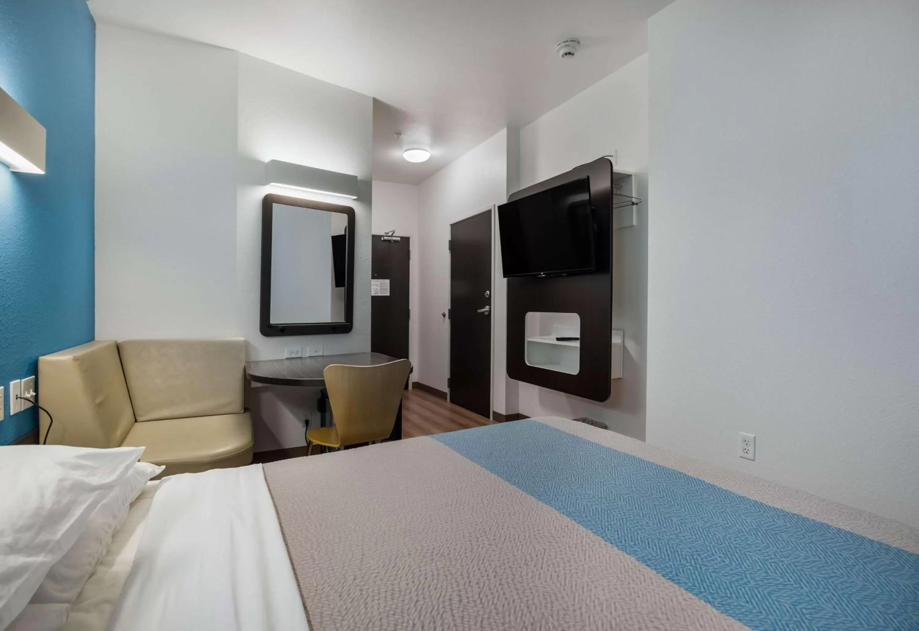 Photo of the whole room, Bed in Motel 6 Poplar Bluff, MO