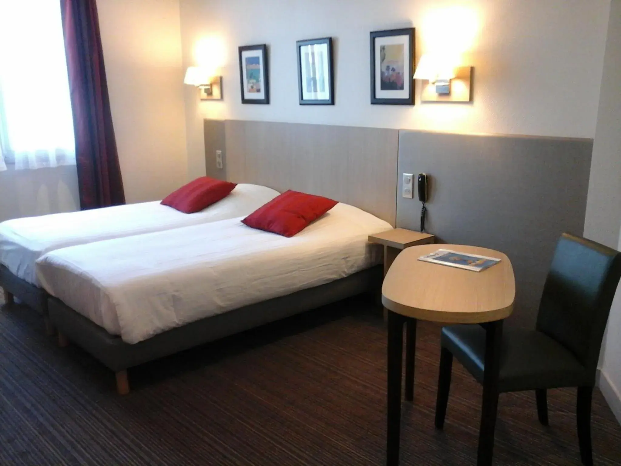 Twin Room in Hôtel Carmin Twin Room in Hôtel Carmin