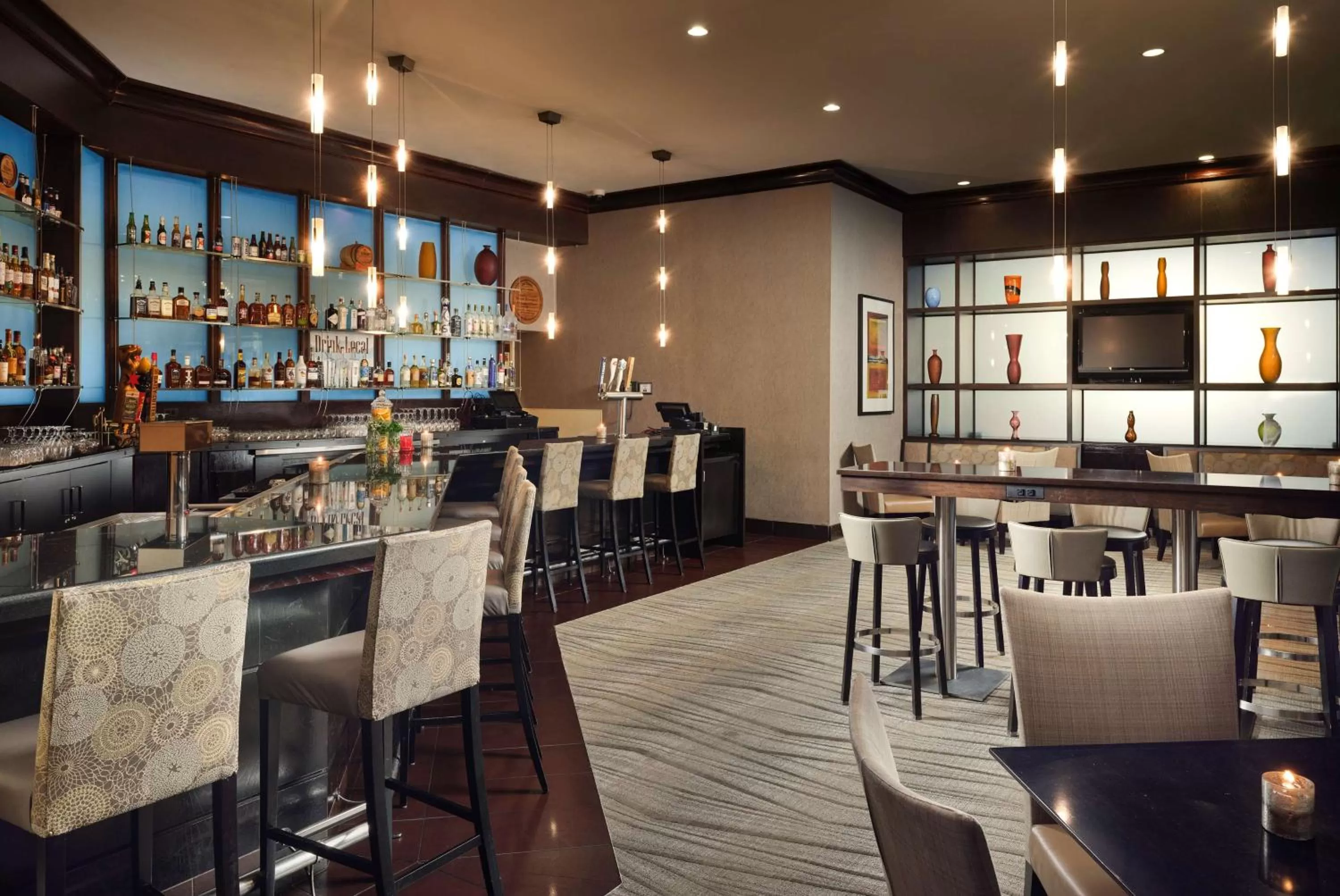 Lounge or bar in Hilton Rosemont Chicago O'Hare