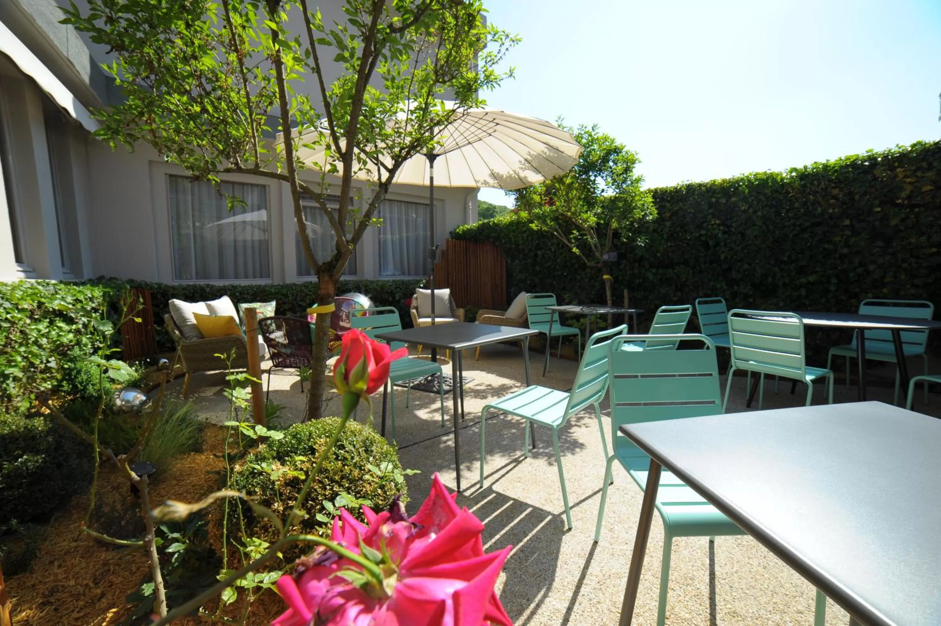 Patio in Cit'Hotel L'Etape