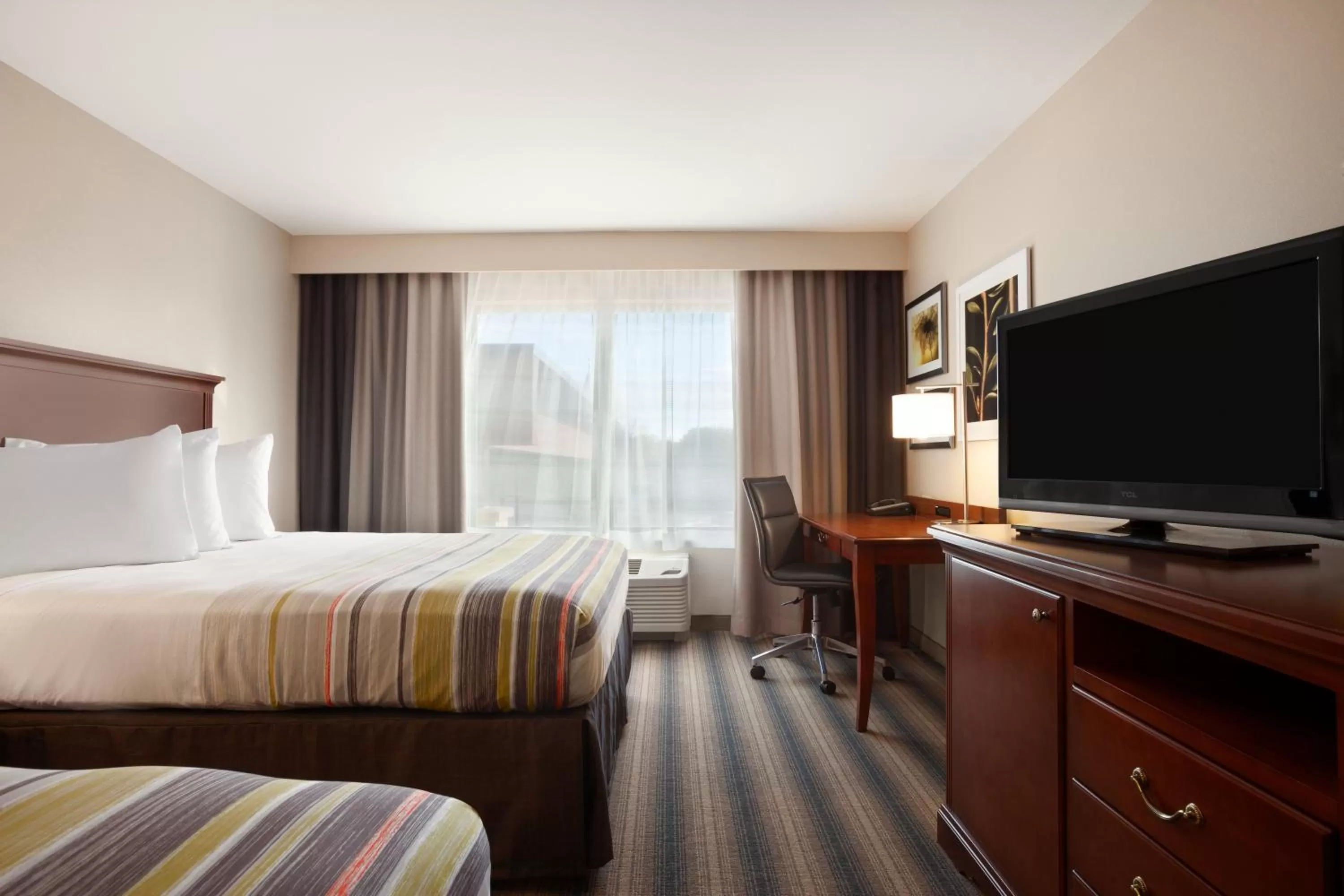 Photo of the whole room, Bed in Country Inn & Suites by Radisson Roseville - St Paul