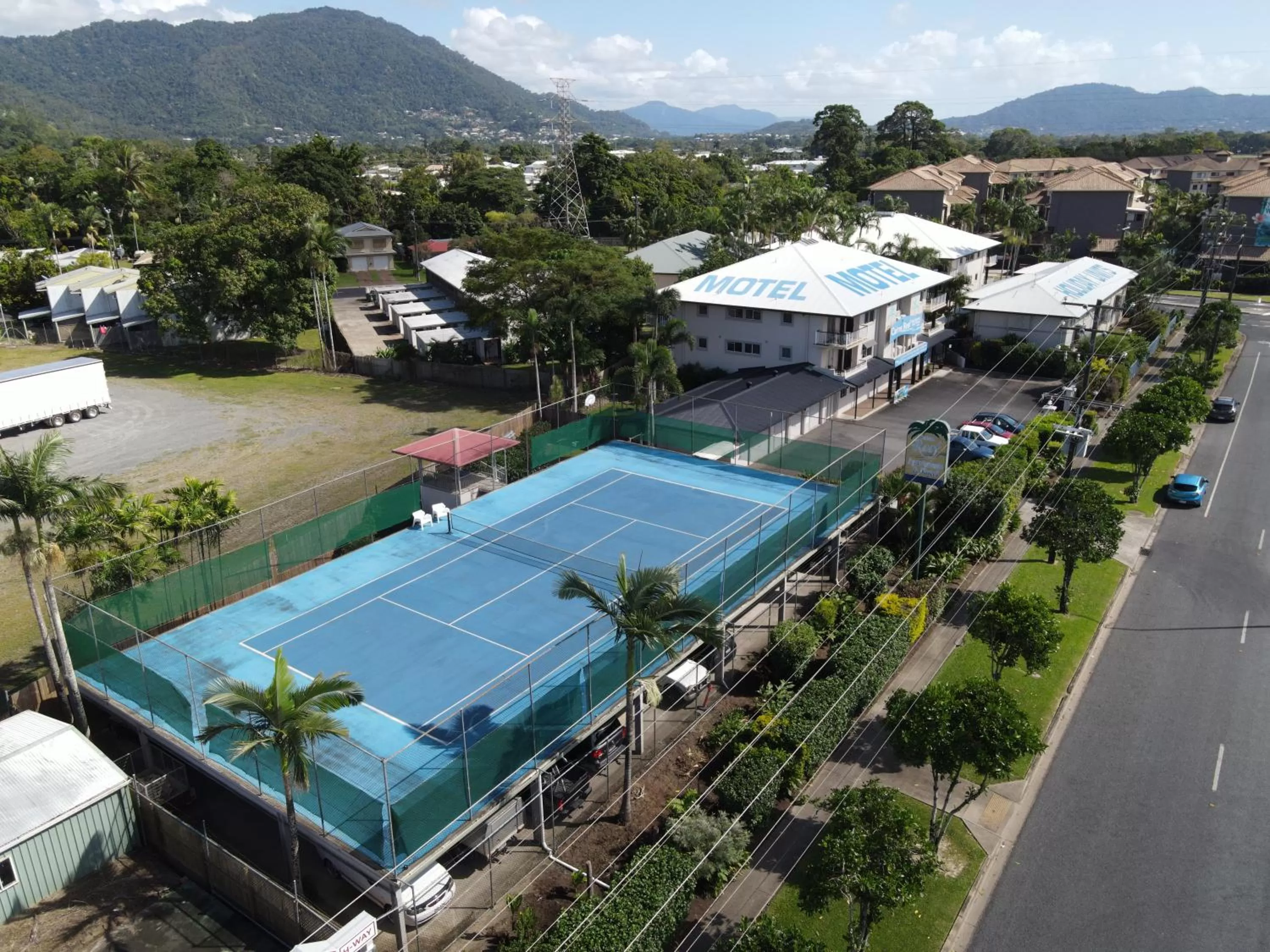 Tennis court in Cairns Reef Apartments & Motel