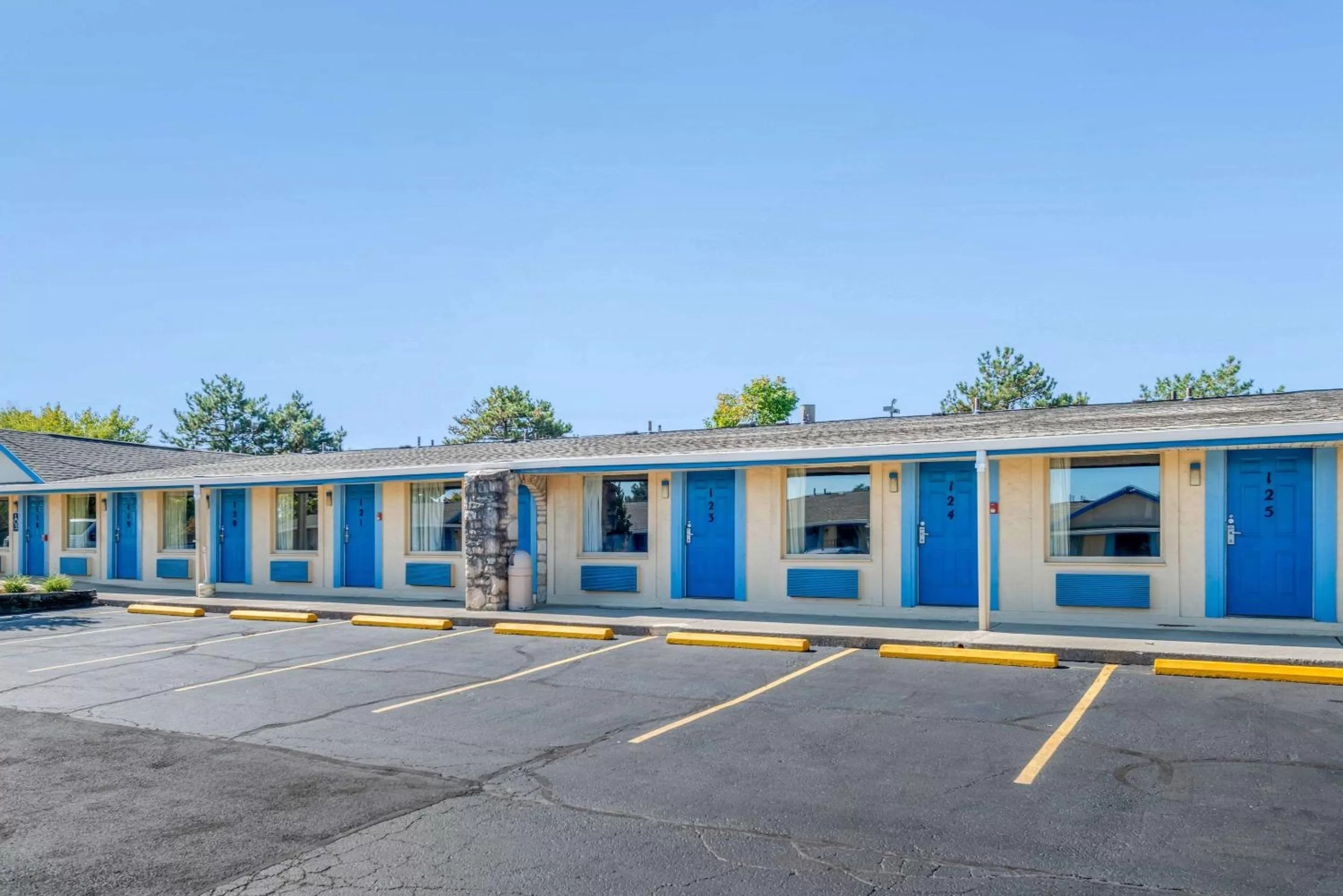 Property Building in Rodeway Inn Hilliard/Columbus