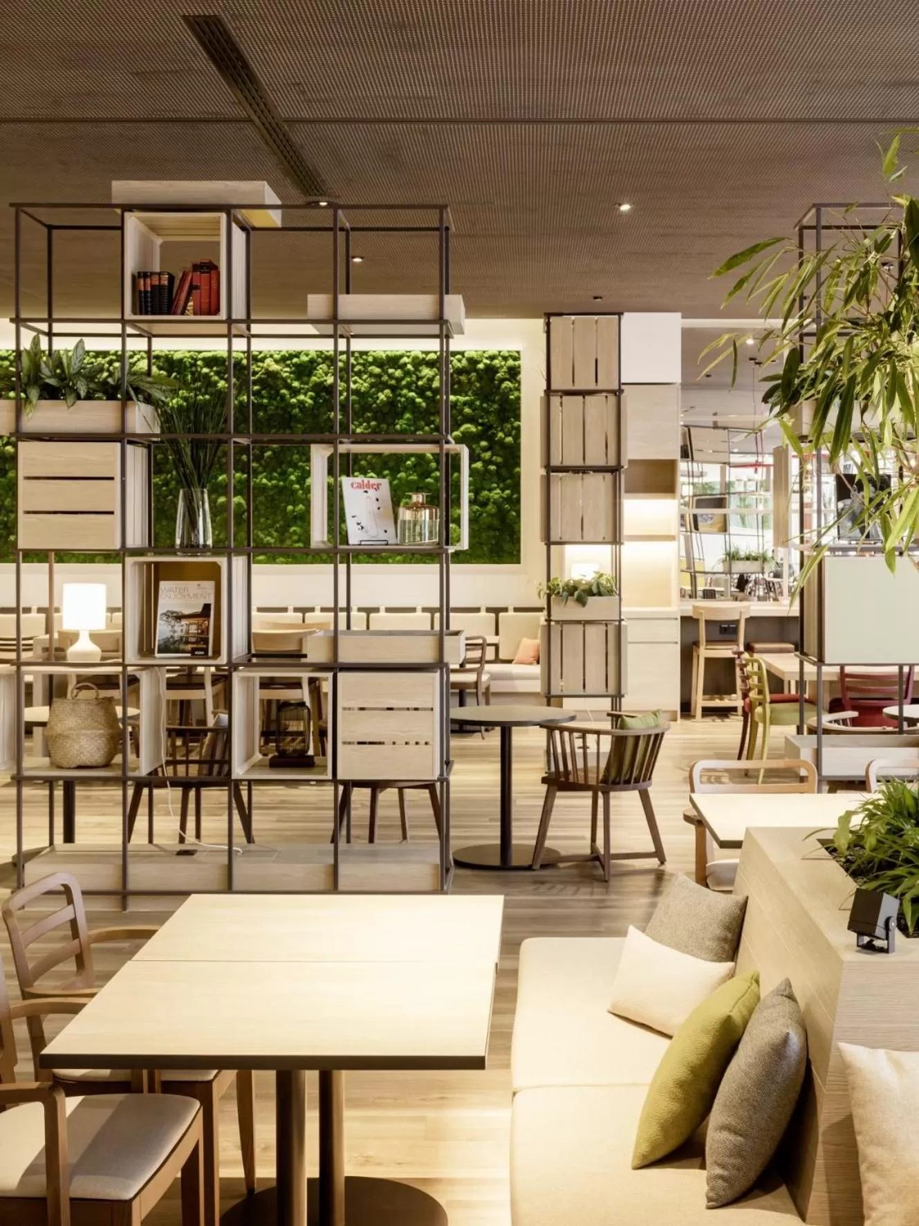 Lounge or bar in IntercityHotel Budapest